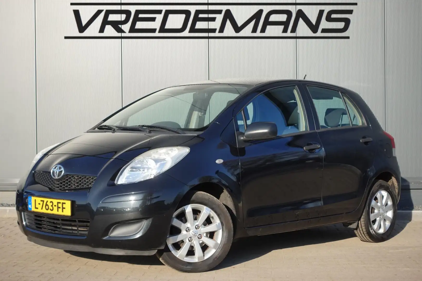 Toyota Yaris 1.0 VVTi Cool Zwart - 1