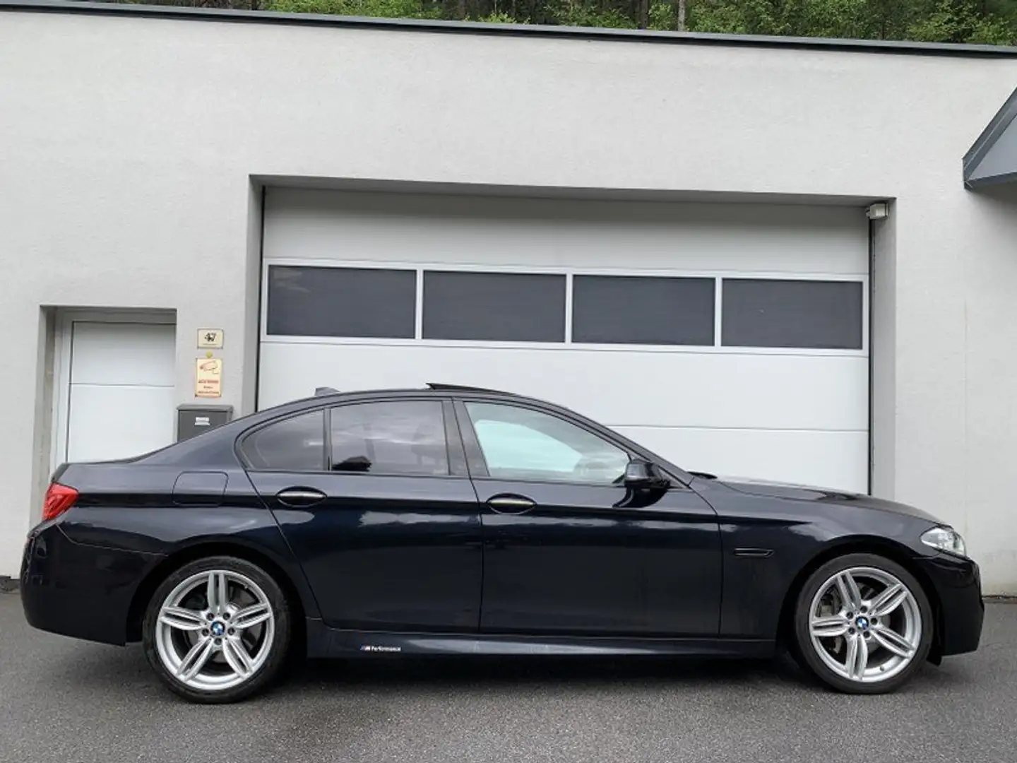 BMW 550 i xdrive M Paket Schwarz - 1