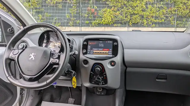 Peugeot 108 view 11
