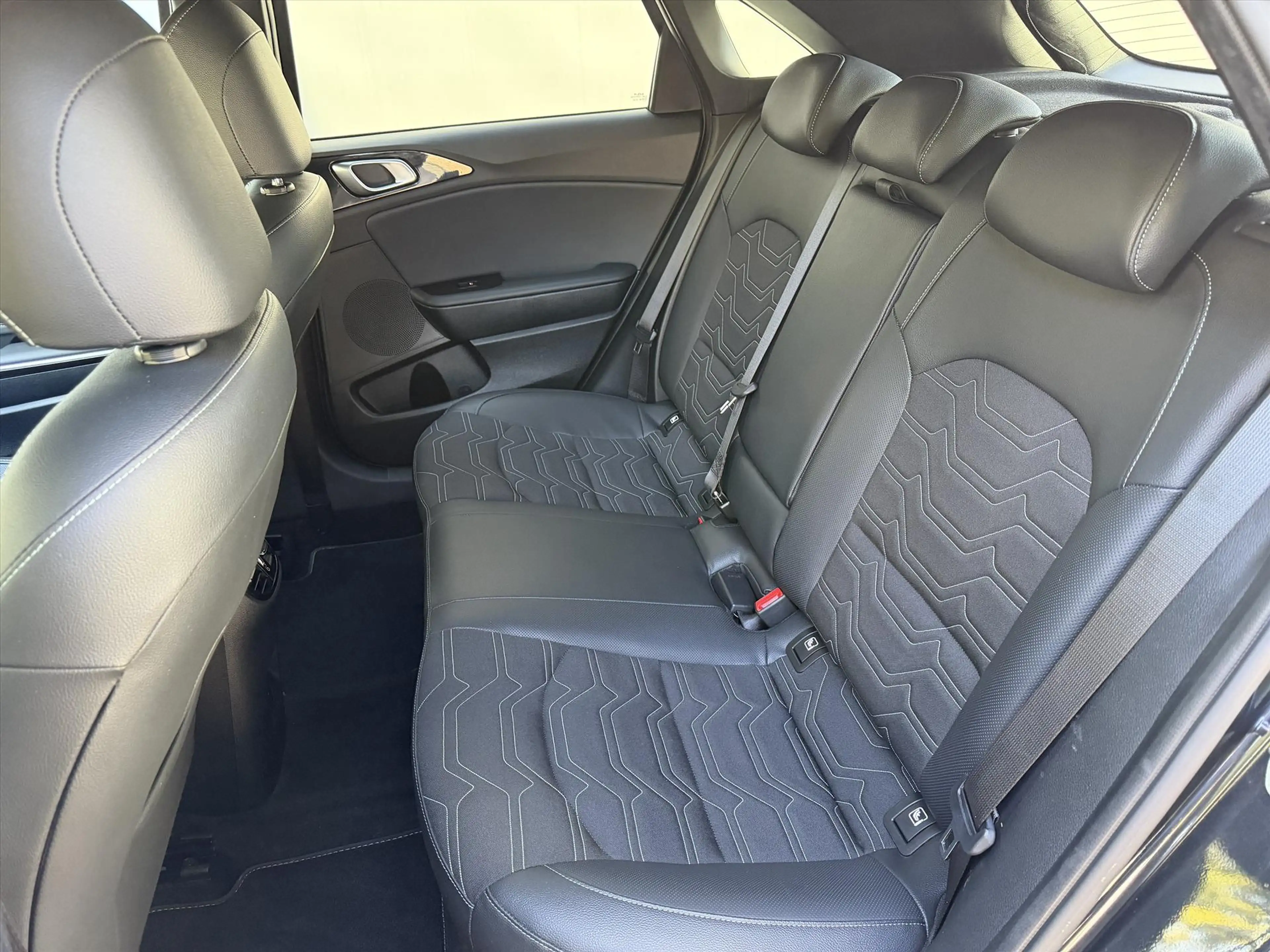 Kia Ceed / cee'd 1.0 T-GDi 100pk Design Edition — photo 11