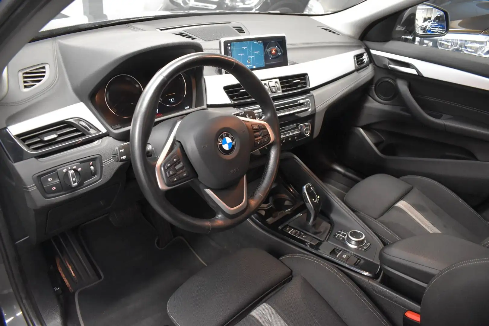 BMW X2 sDrive 18 d Advantage*LED*NAVIGATION*SHZ*PDC* Gris - 2