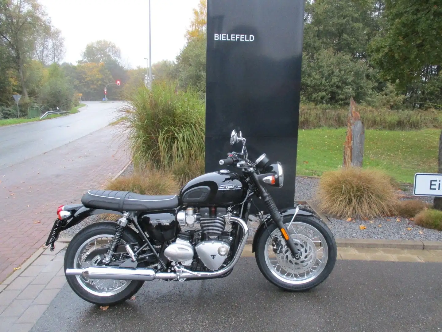 Triumph Bonneville T120 crna - 2