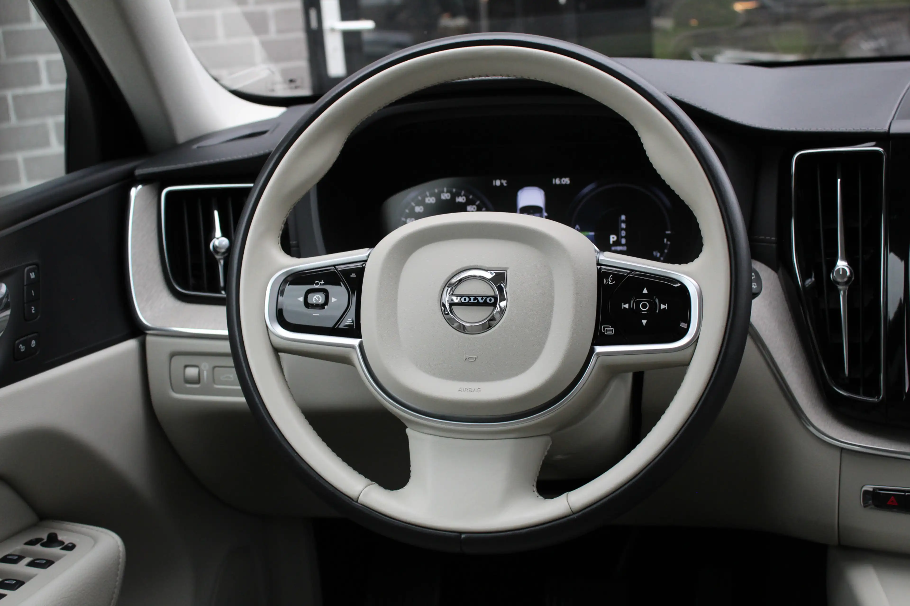 Volvo XC60 2.0 T8 Twin Engine AWD Inscription / HUD / Panoram — photo 12