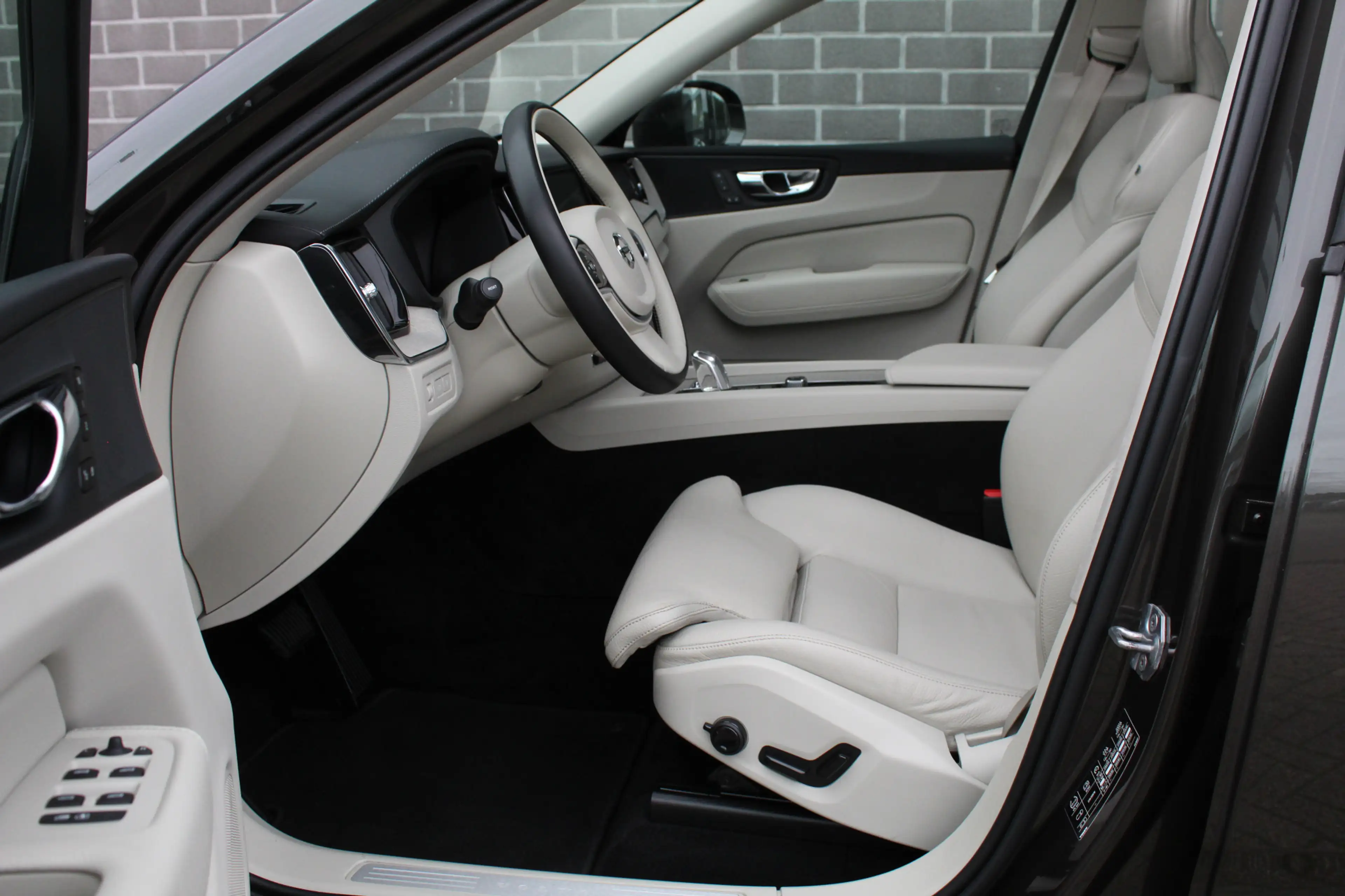 Volvo XC60 2.0 T8 Twin Engine AWD Inscription / HUD / Panoram — photo 8