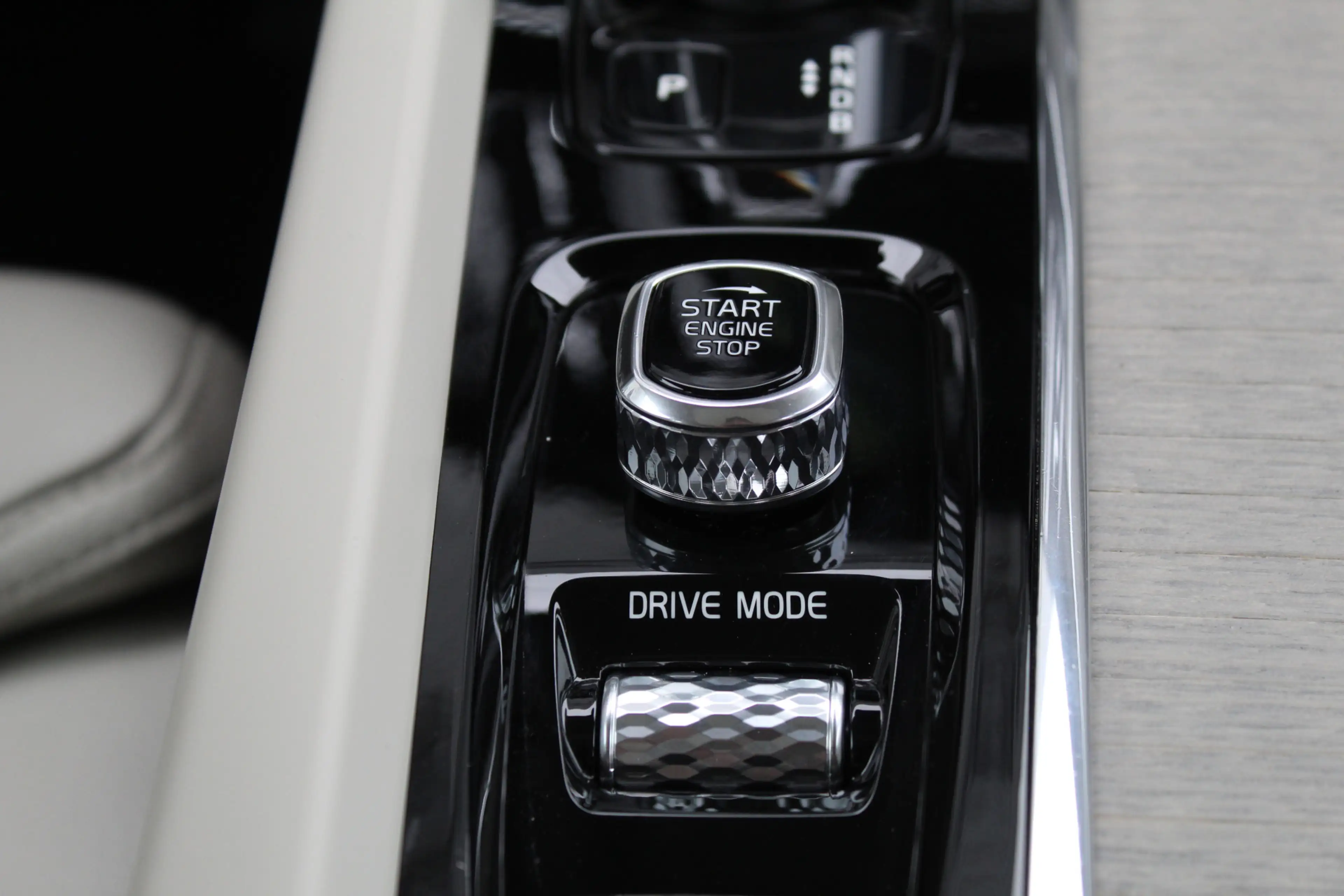 Volvo XC60 2.0 T8 Twin Engine AWD Inscription / HUD / Panoram — photo 14