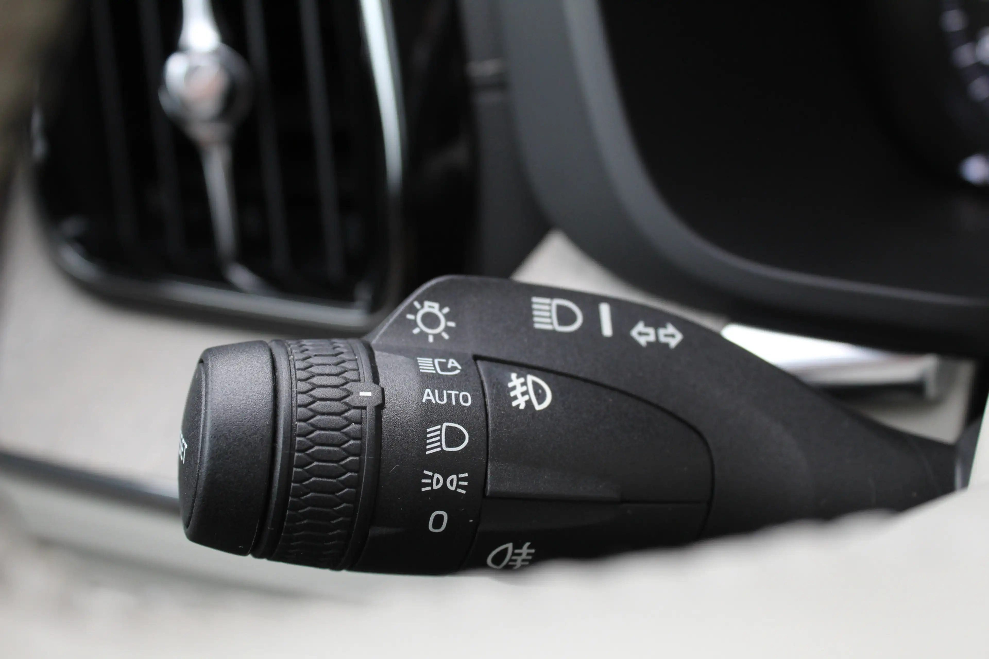 Volvo XC60 2.0 T8 Twin Engine AWD Inscription / HUD / Panoram — photo 34