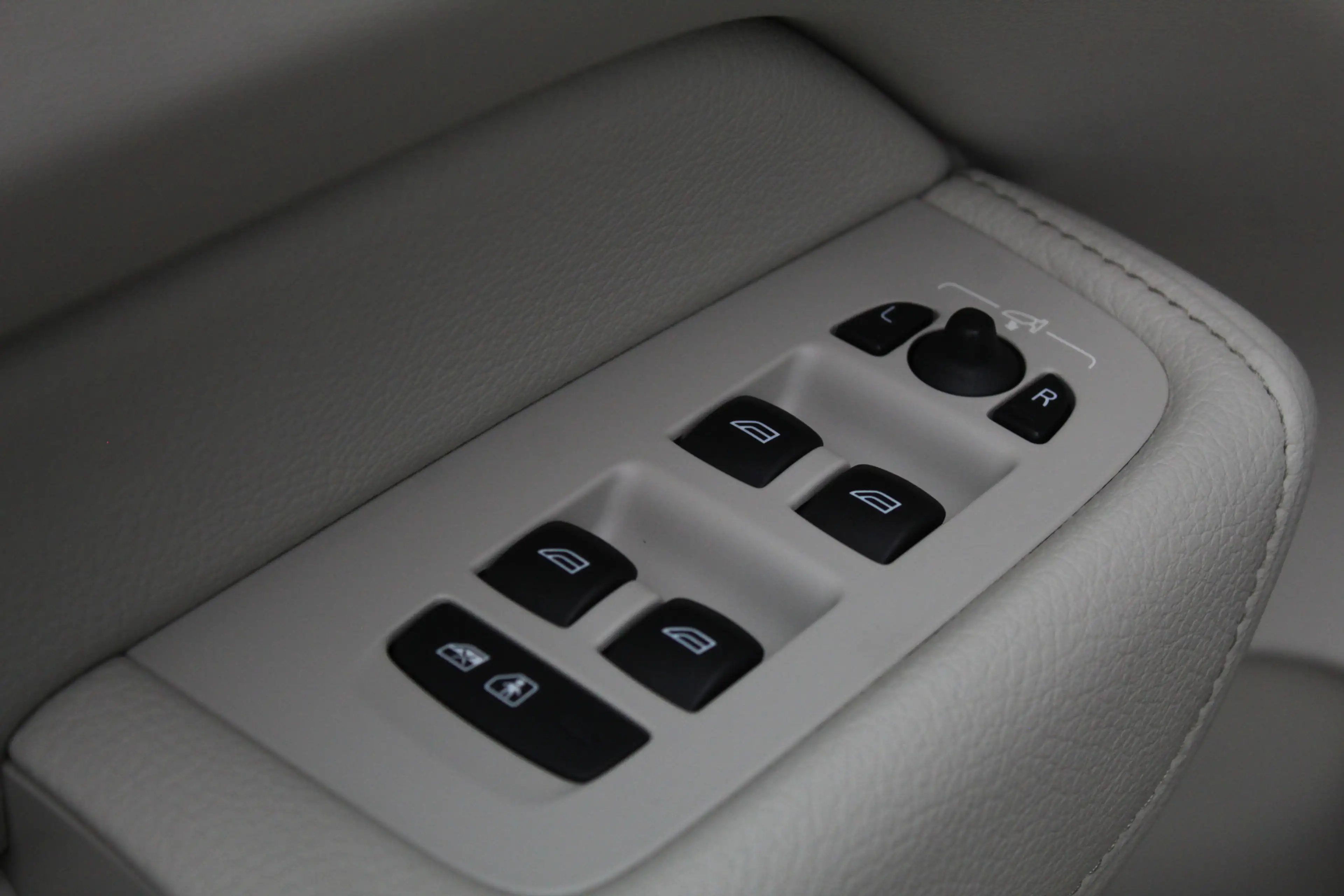 Volvo XC60 2.0 T8 Twin Engine AWD Inscription / HUD / Panoram — photo 31