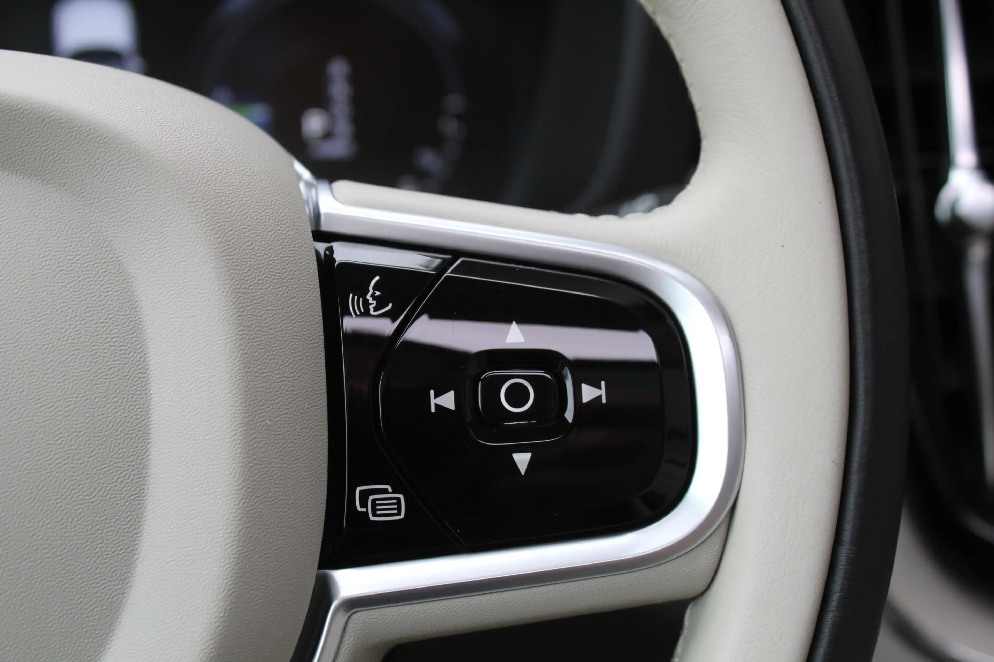 Volvo XC60 2.0 T8 Twin Engine AWD Inscription / HUD / Panoram — photo 23
