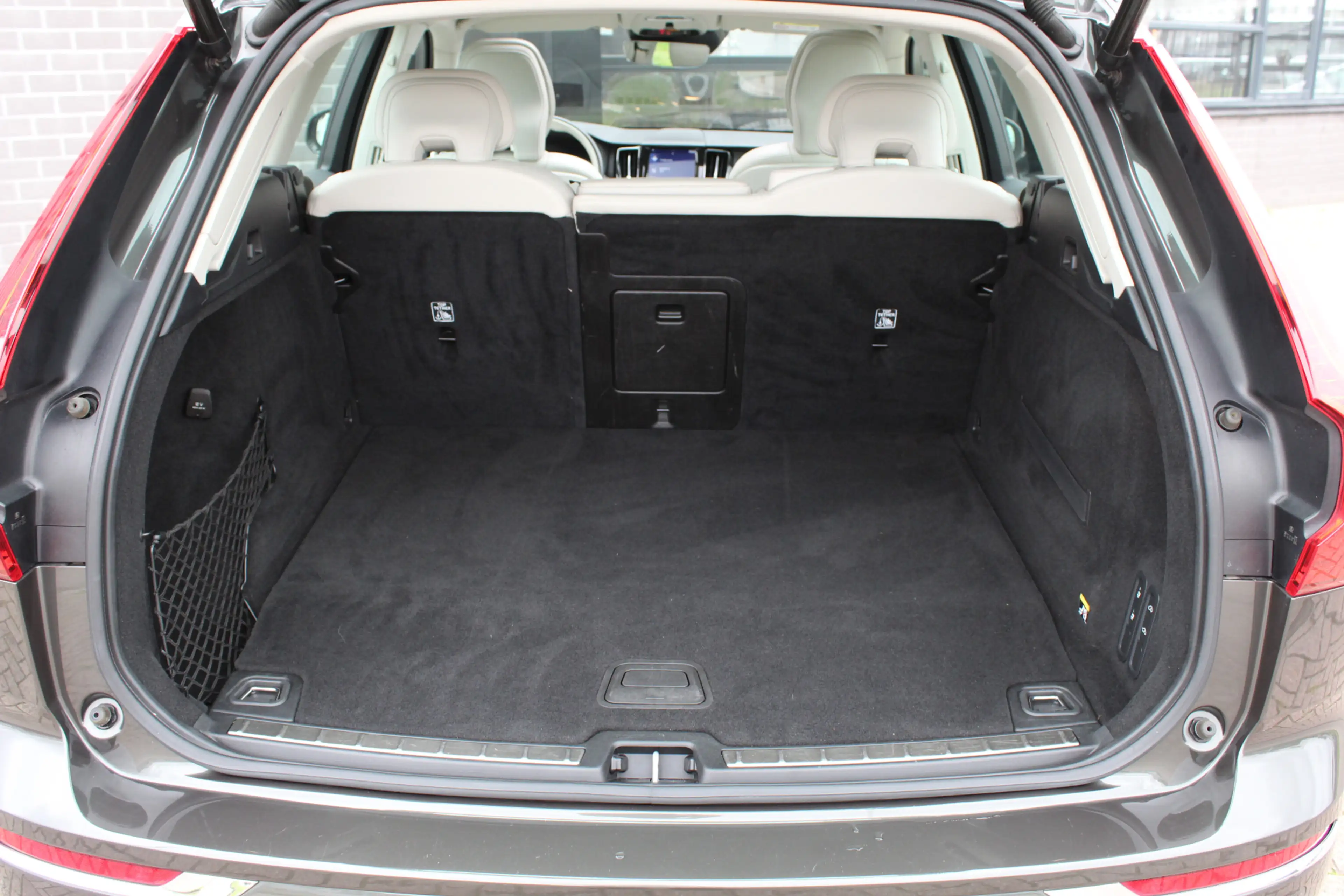 Volvo XC60 2.0 T8 Twin Engine AWD Inscription / HUD / Panoram — photo 27