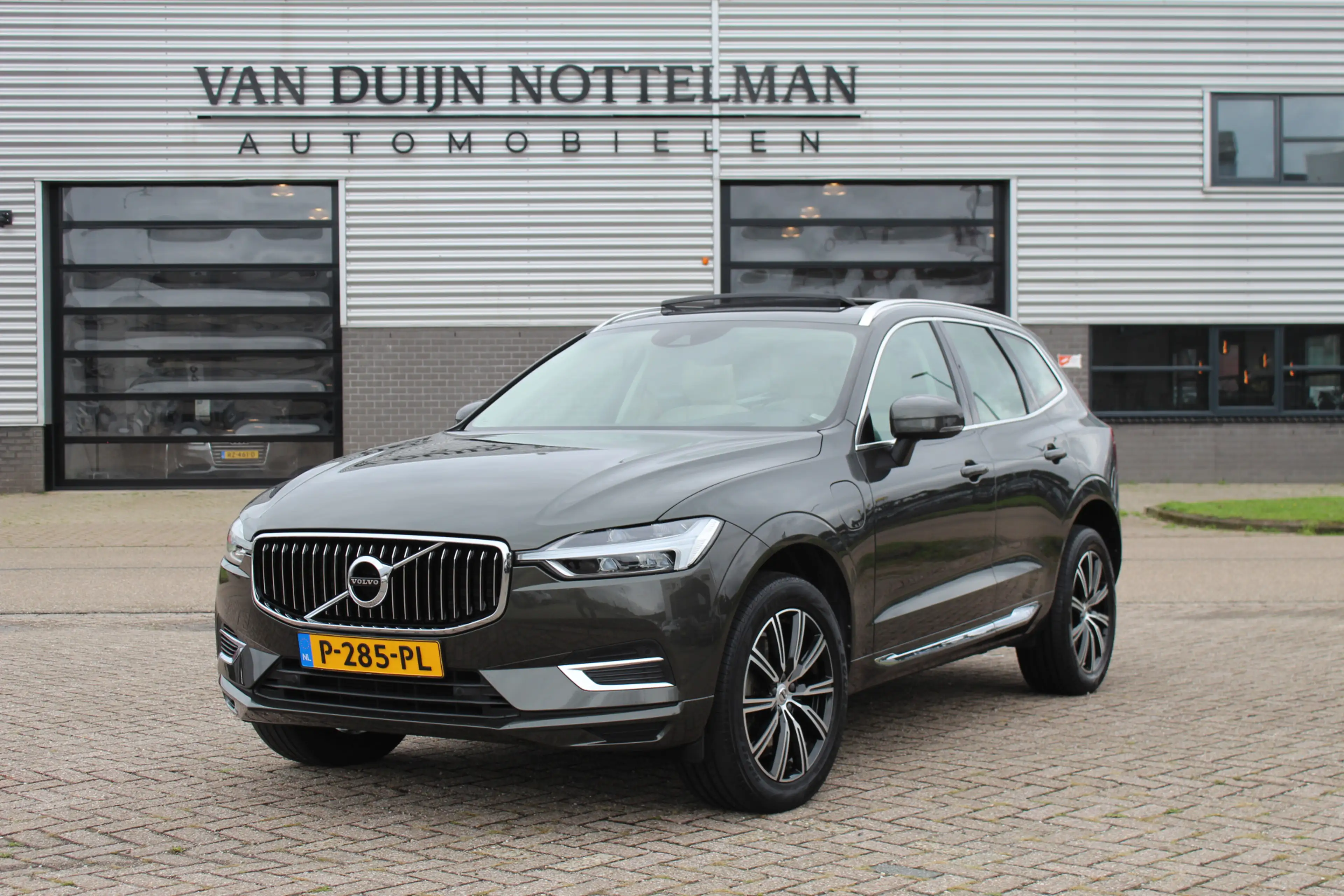 Volvo XC60 2.0 T8 Twin Engine AWD Inscription / HUD / Panoram