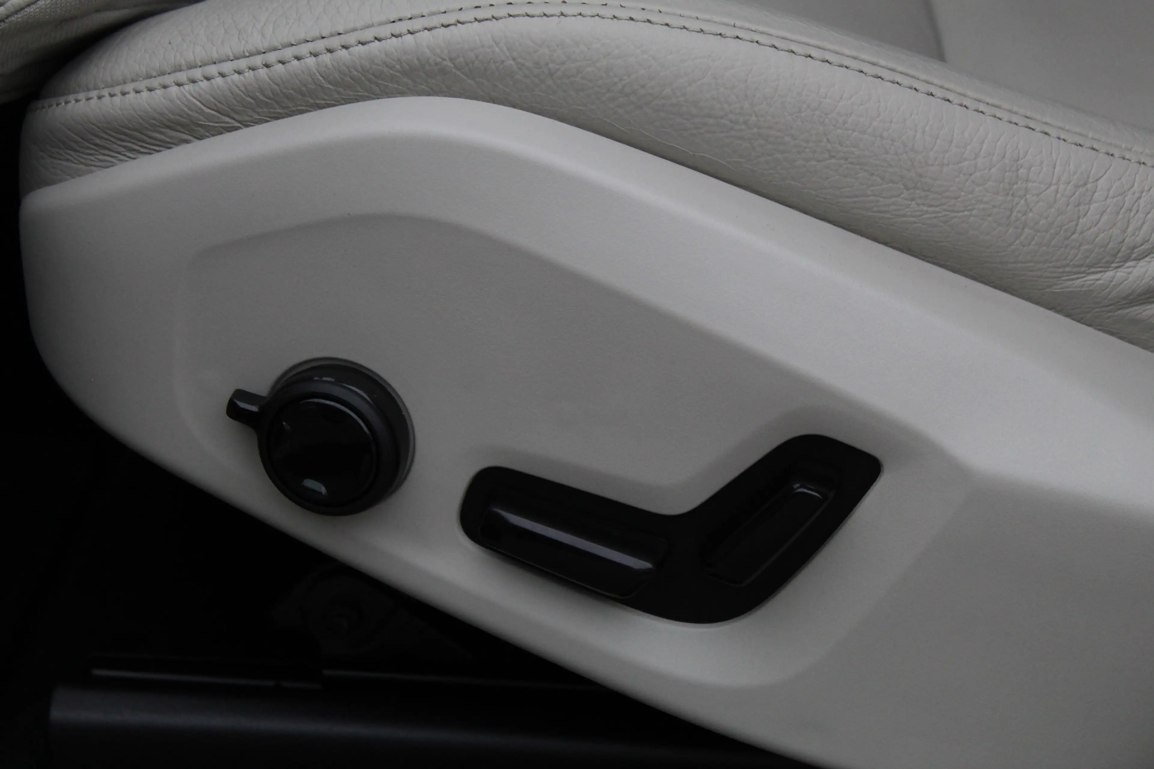 Volvo XC60 2.0 T8 Twin Engine AWD Inscription / HUD / Panoram — photo 29