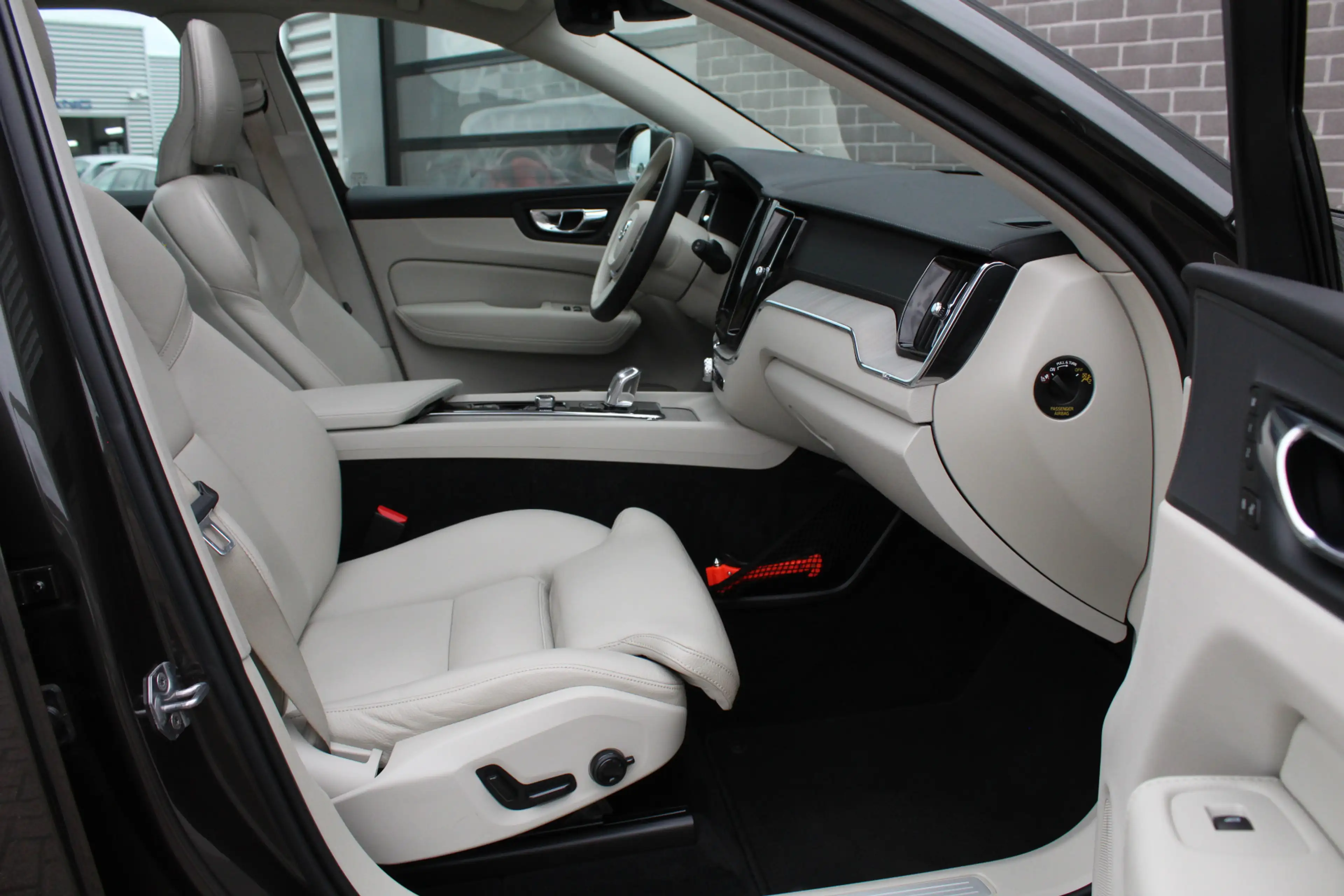 Volvo XC60 2.0 T8 Twin Engine AWD Inscription / HUD / Panoram — photo 9