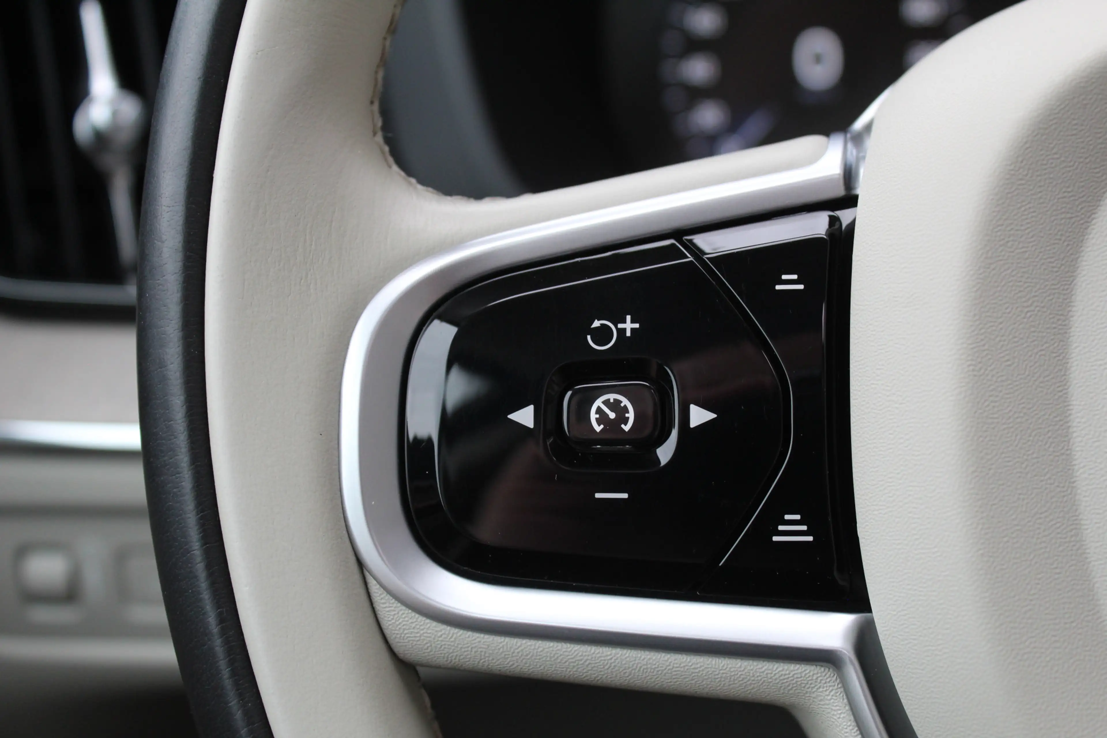 Volvo XC60 2.0 T8 Twin Engine AWD Inscription / HUD / Panoram — photo 22