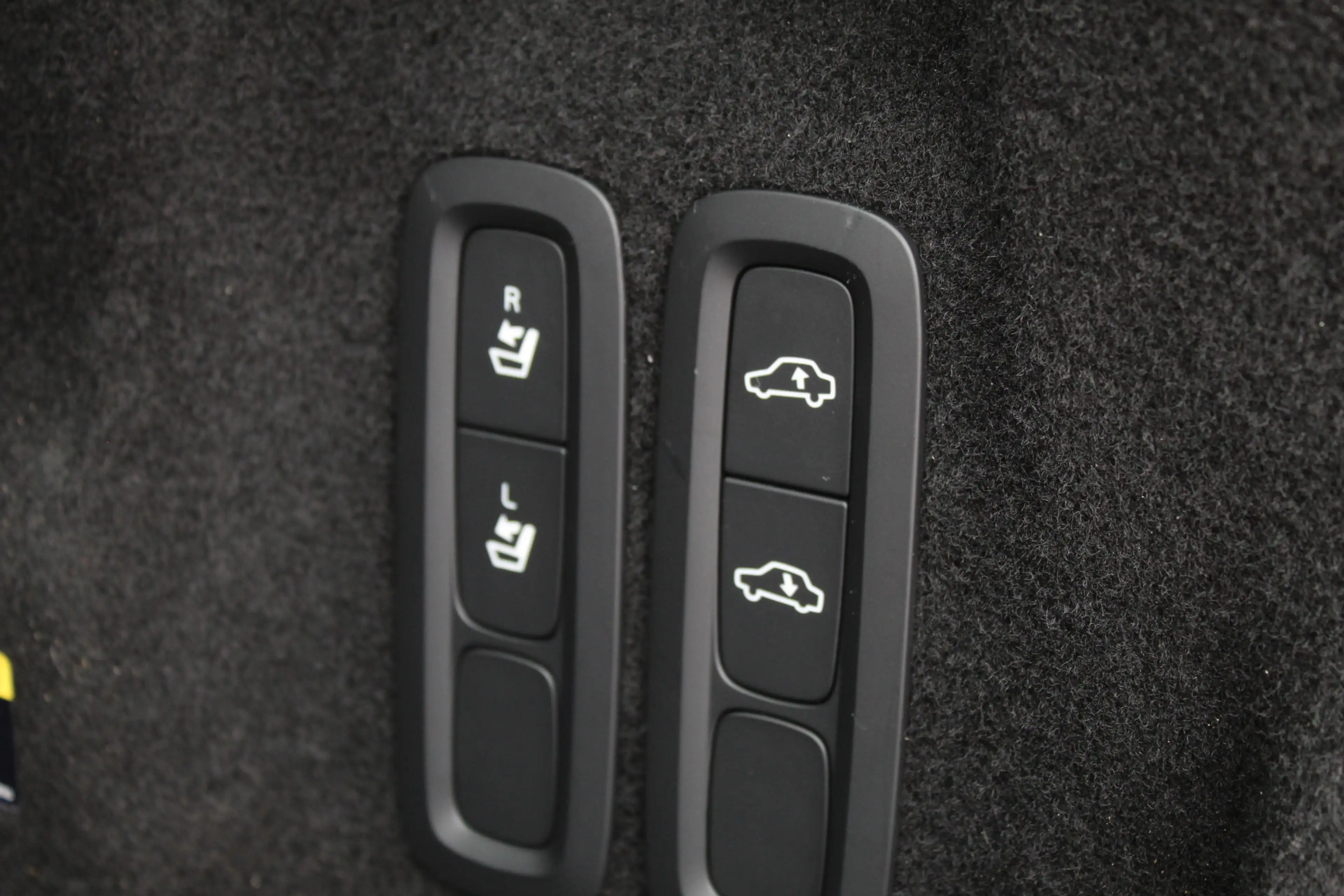 Volvo XC60 2.0 T8 Twin Engine AWD Inscription / HUD / Panoram — photo 28
