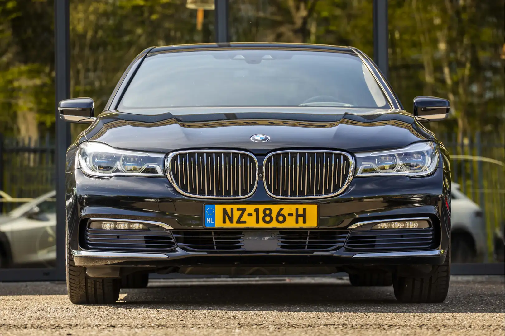BMW 740 7-serie 740d xDrive High Executive Zwart - 2