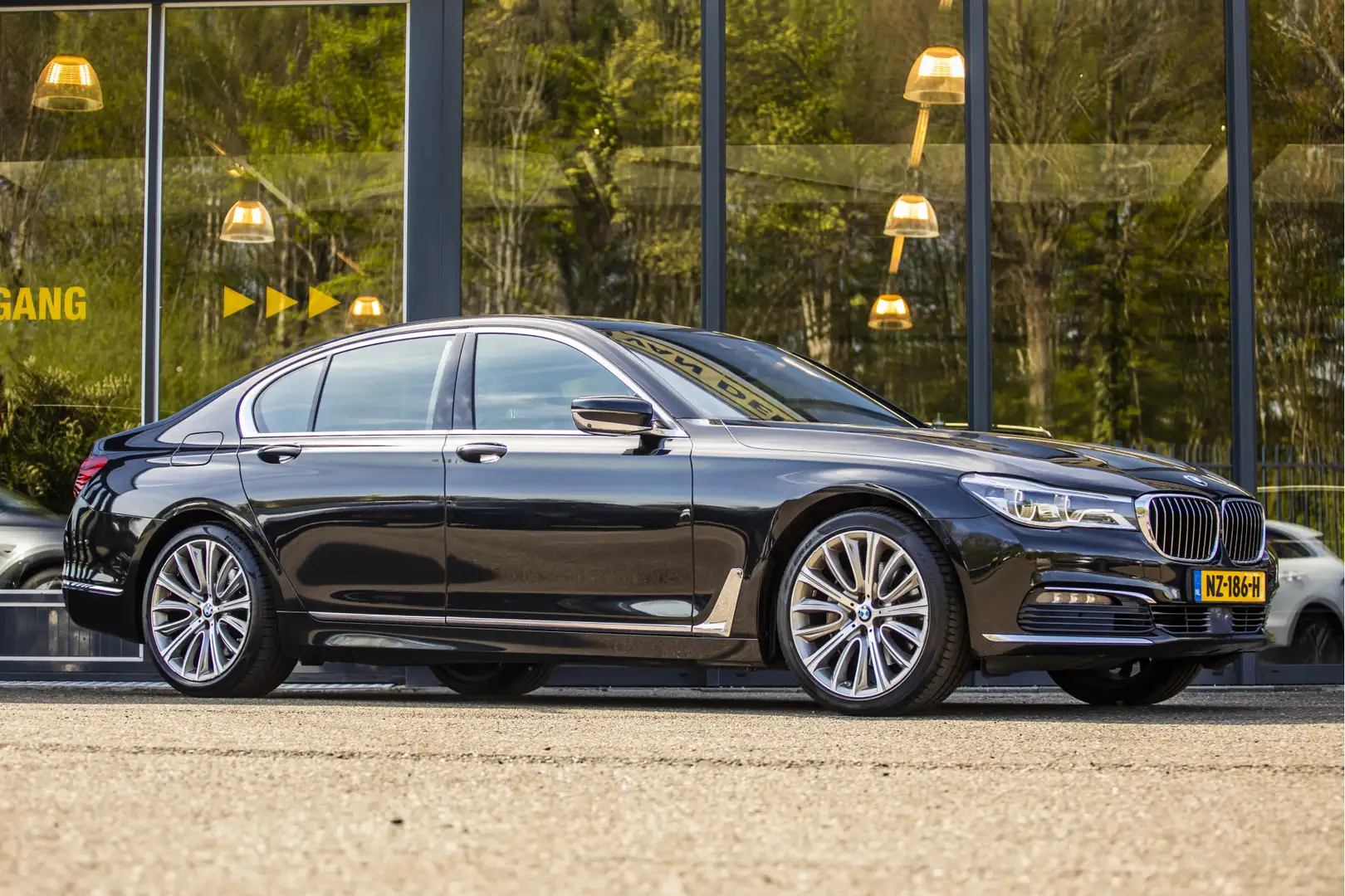 BMW 740 7-serie 740d xDrive High Executive Zwart - 1