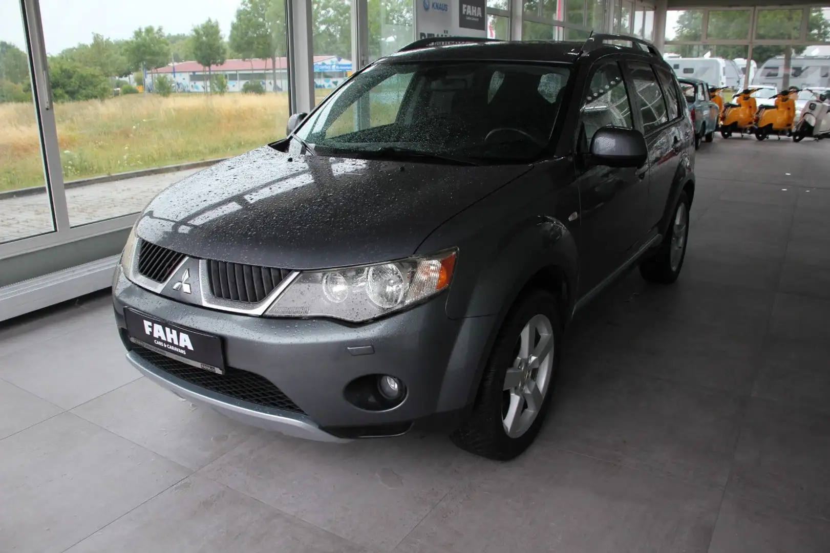 Mitsubishi Outlander 2.4 Intense Allrad Grau - 1