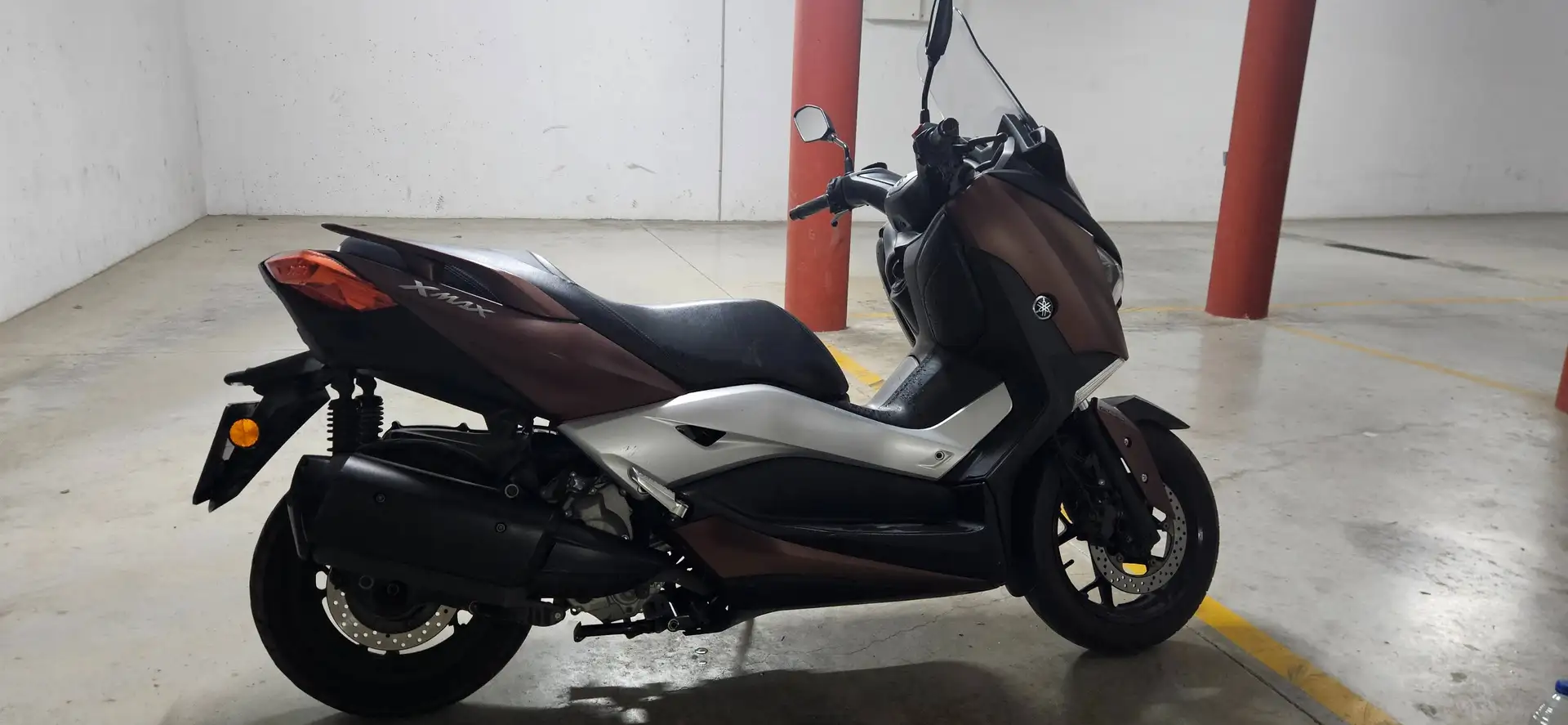 Yamaha X-Max 300 Marrón - 1