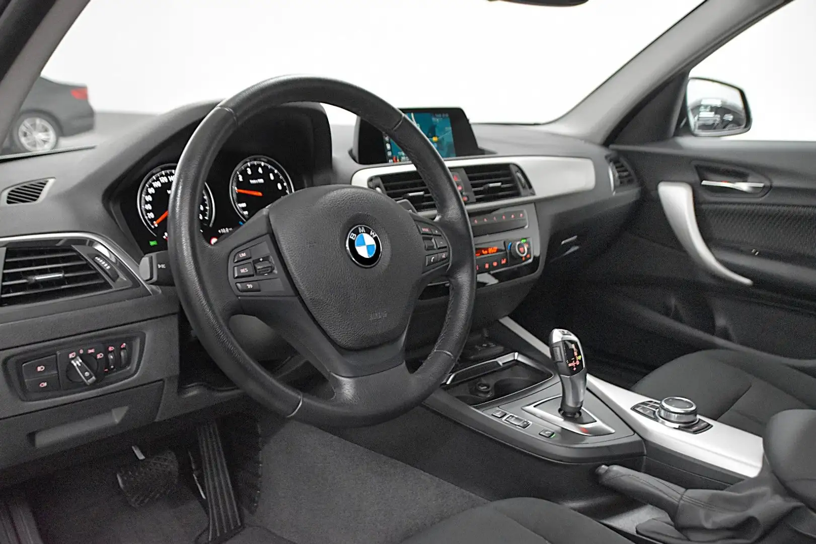 BMW 118 i ADVANTAGE*AUS 2 HAND*FINANZIERUNG MÖGLICH* Noir - 2