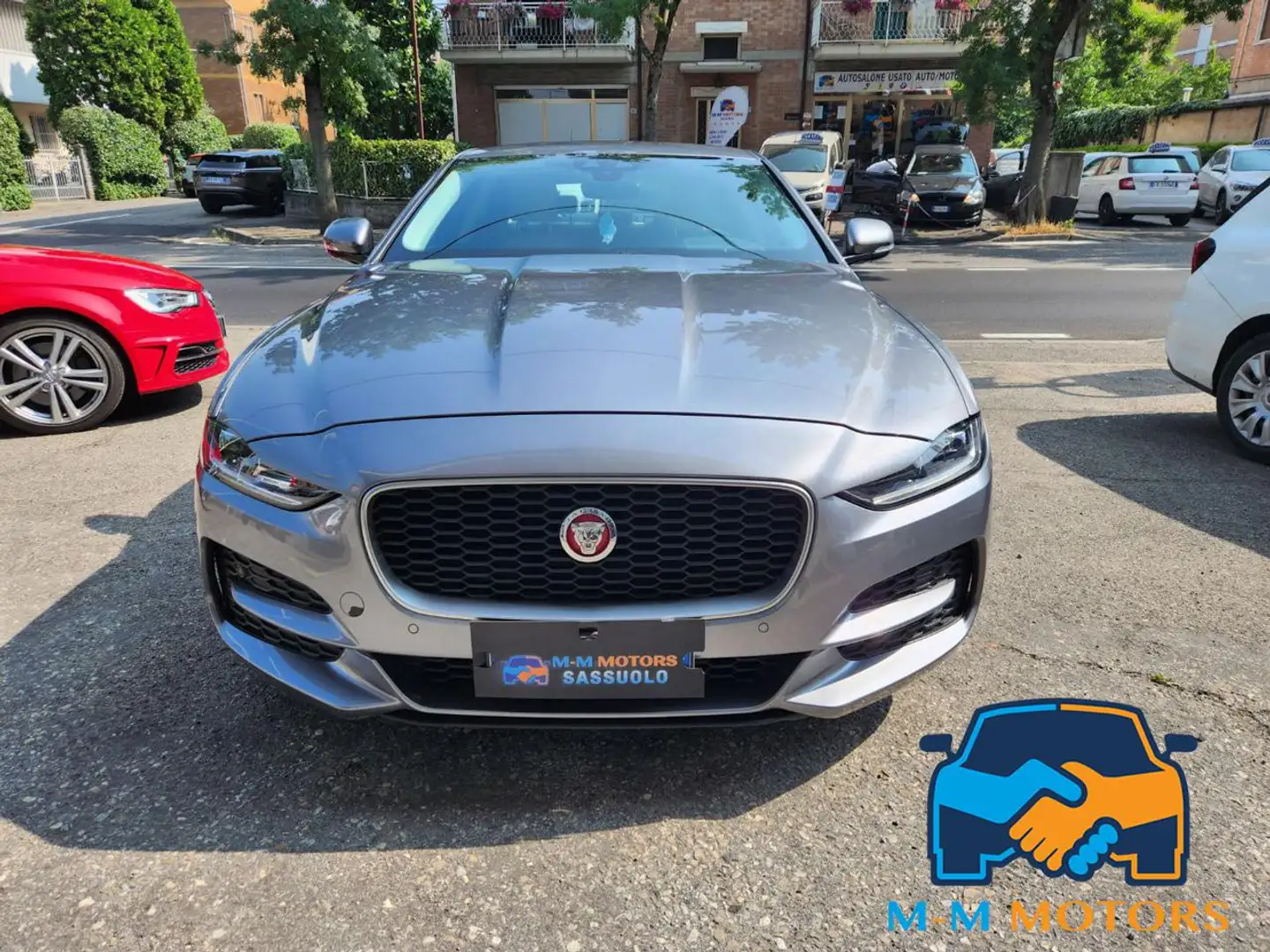 Jaguar XE 2.0 D 180 CV aut. R-Dynamic HSE Grau - 2