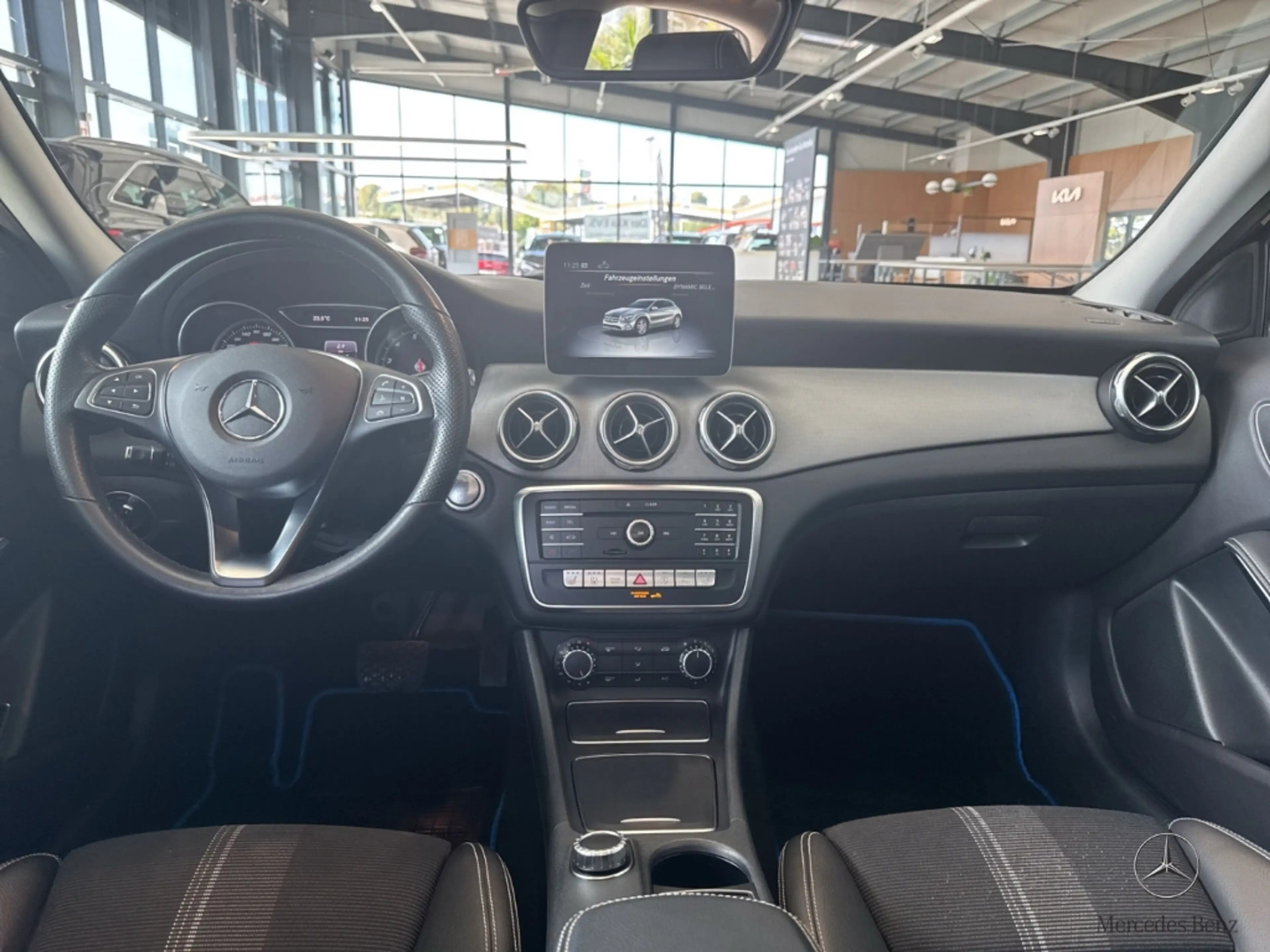 Mercedes-Benz GLA 200 Urban DCT StandHZG Panodach Navi LED El. Heckklapp — photo 10