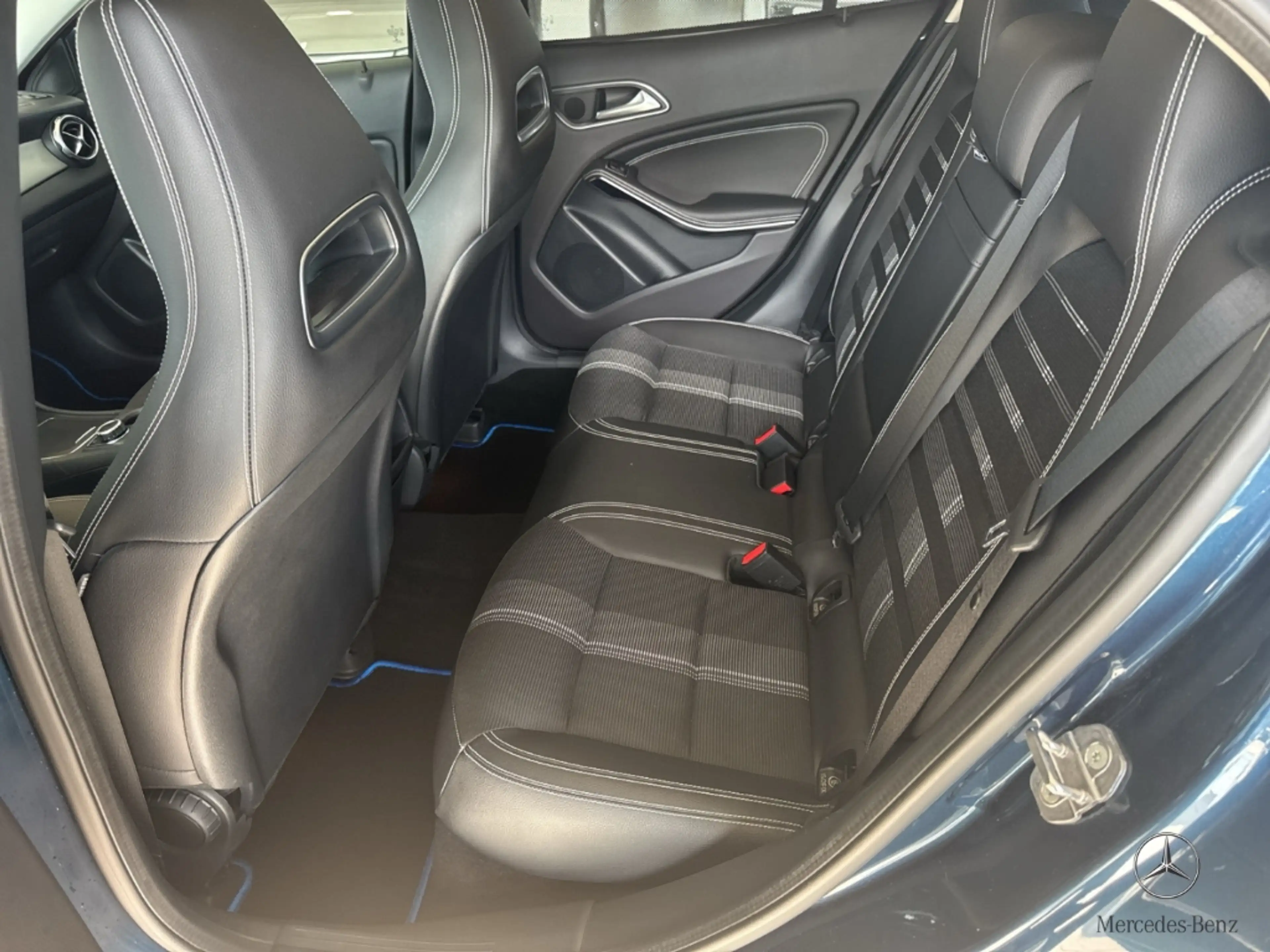 Mercedes-Benz GLA 200 Urban DCT StandHZG Panodach Navi LED El. Heckklapp — photo 9