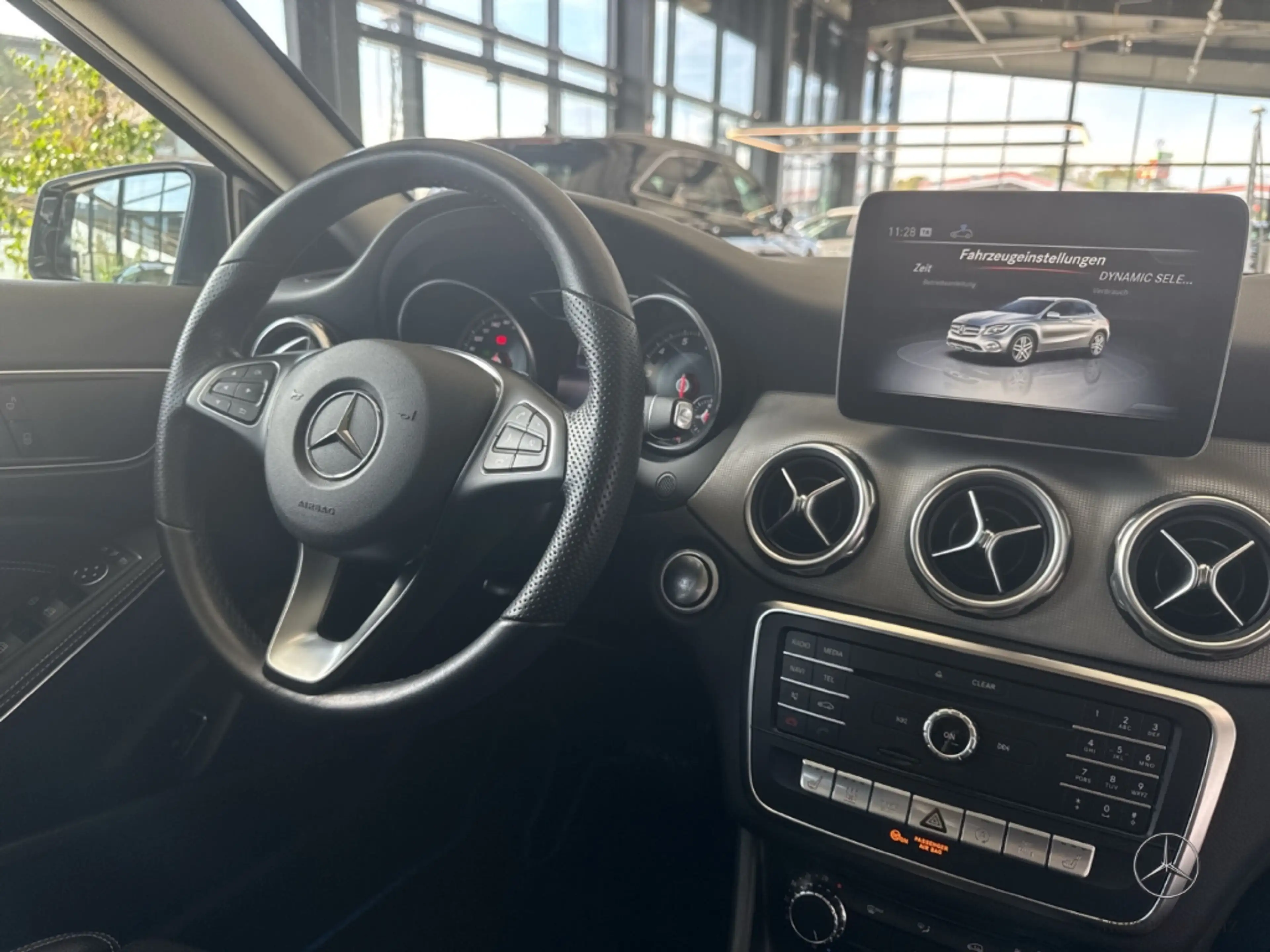 Mercedes-Benz GLA 200 Urban DCT StandHZG Panodach Navi LED El. Heckklapp — photo 13