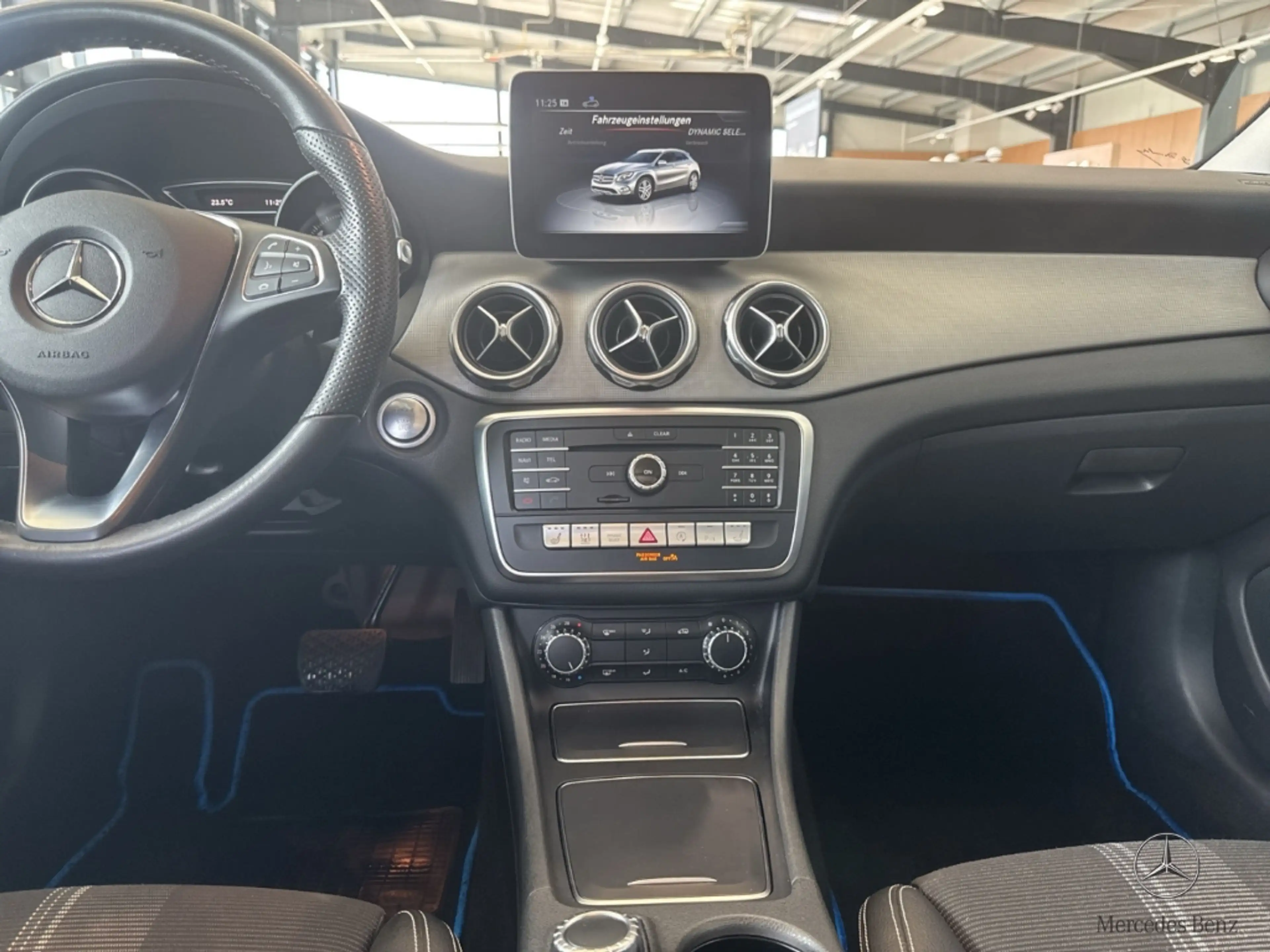 Mercedes-Benz GLA 200 Urban DCT StandHZG Panodach Navi LED El. Heckklapp — photo 11