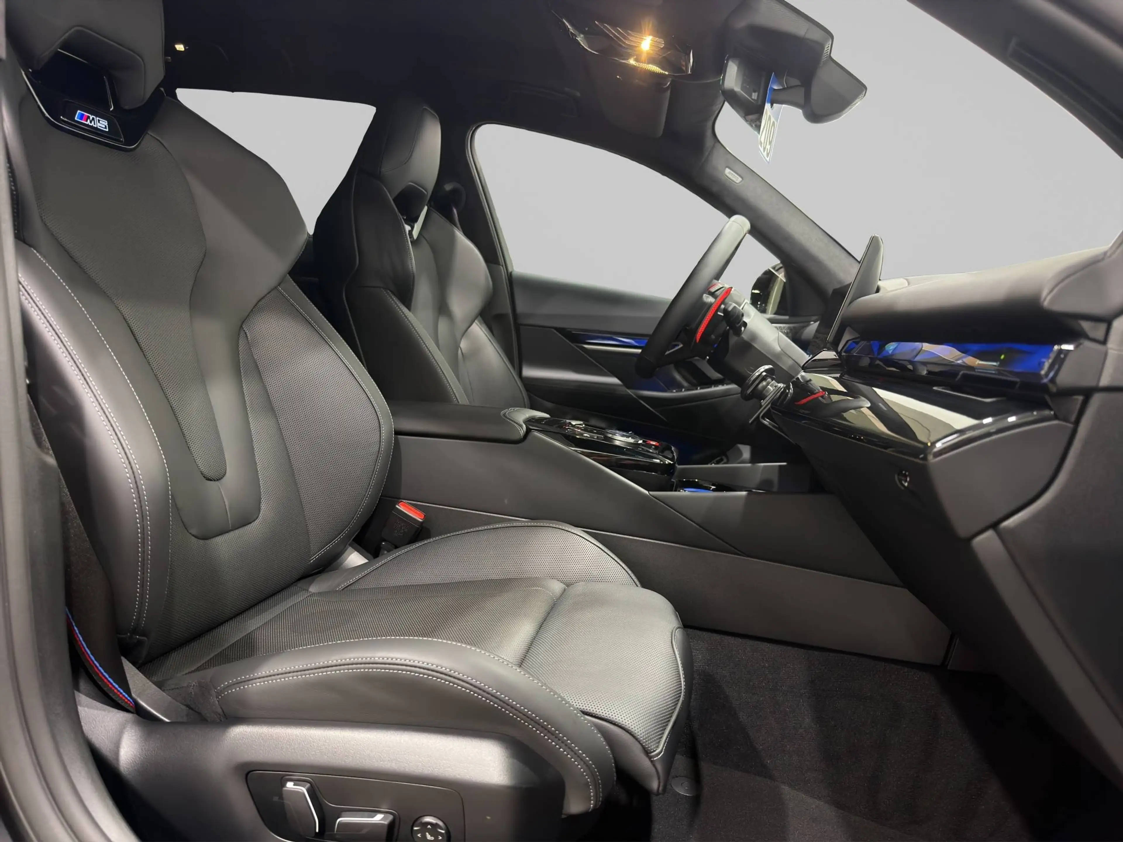 BMW M5 TOURING G99 ***M CARBON CERAMIC BREAKS*SUNROOF*BOWERS&WILKINS*LEATHER SEATS MERINO*** — photo 11