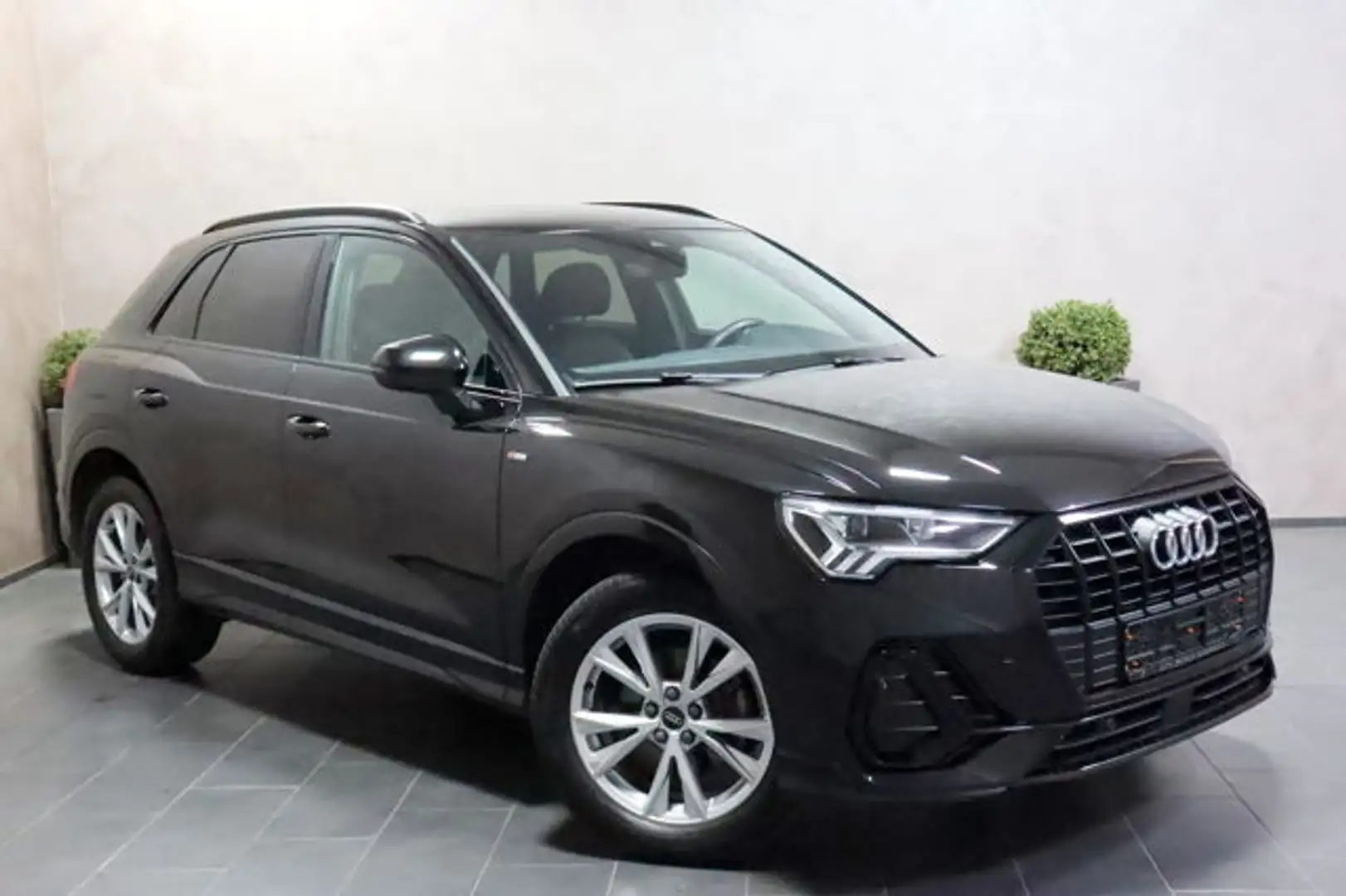 Audi Q3 35 TFSI S line CAM ACC VIRTUAL NAVI SHZ SPUR Schwarz - 2