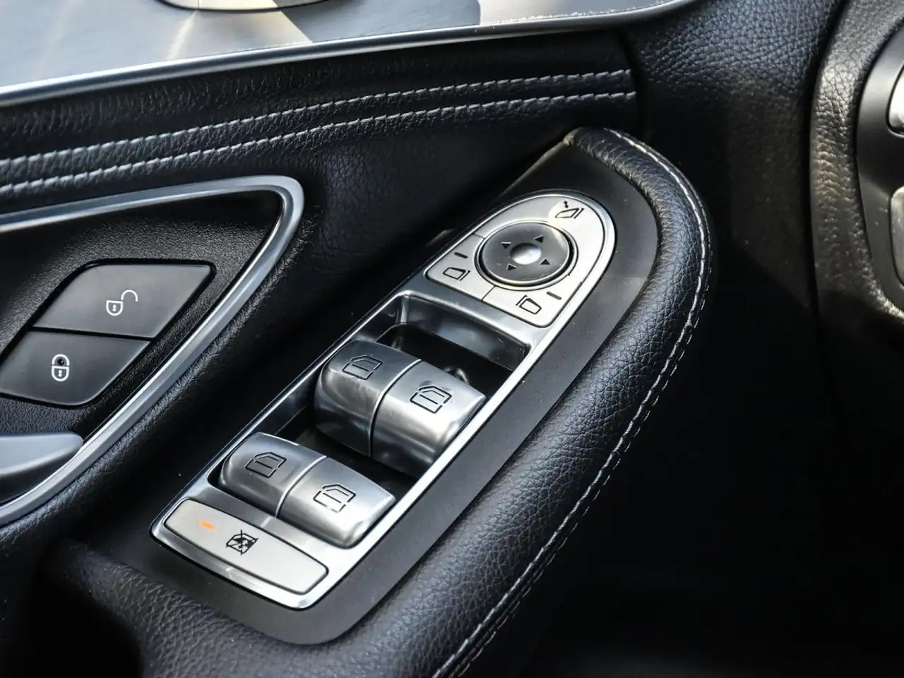 Mercedes-Benz C-Class снимка Mercedes-Benz C-Class