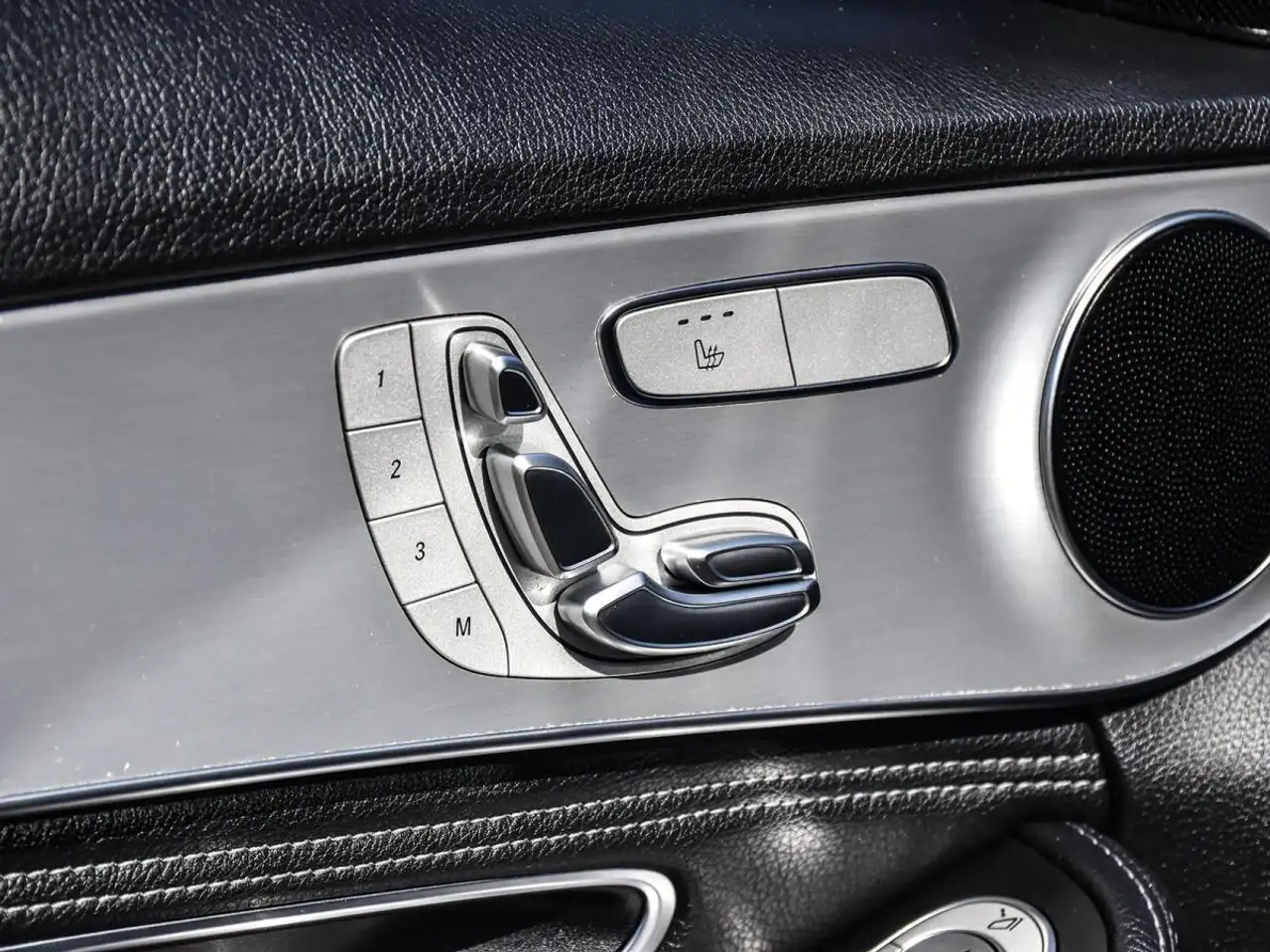 Mercedes-Benz C-Class снимка Mercedes-Benz C-Class