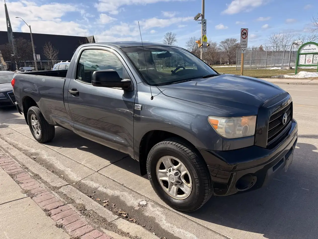 Toyota Tundra снимка Toyota Tundra