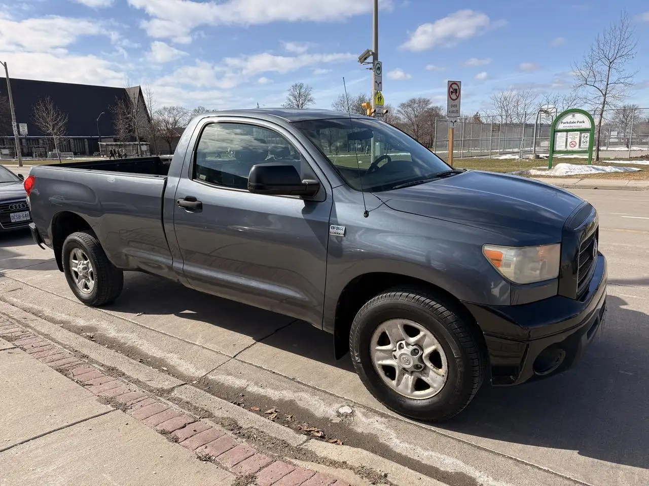 Toyota Tundra снимка Toyota Tundra
