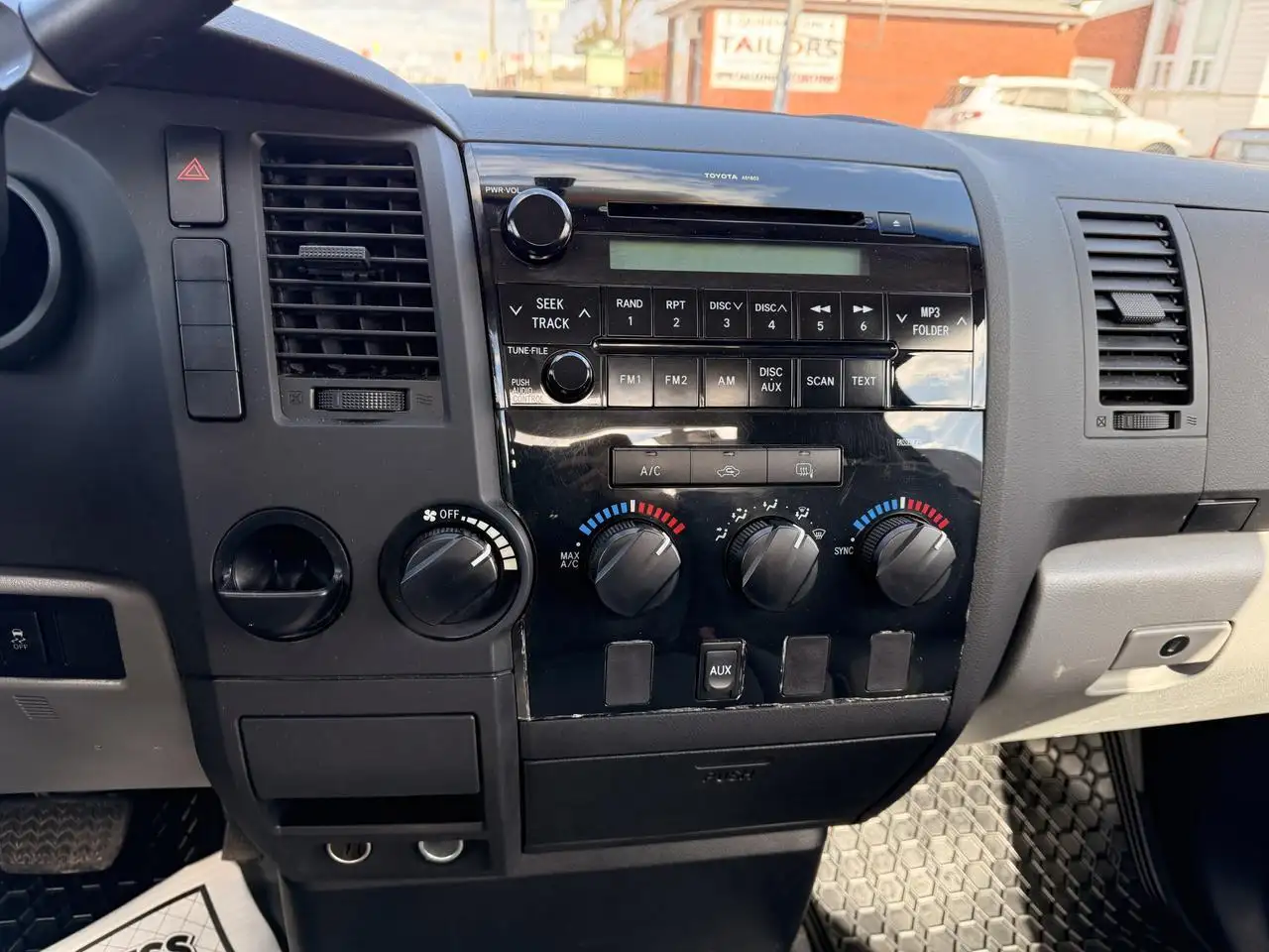 Toyota Tundra снимка Toyota Tundra