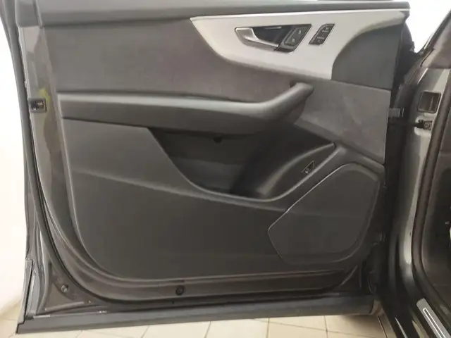 Audi Q8 view 12