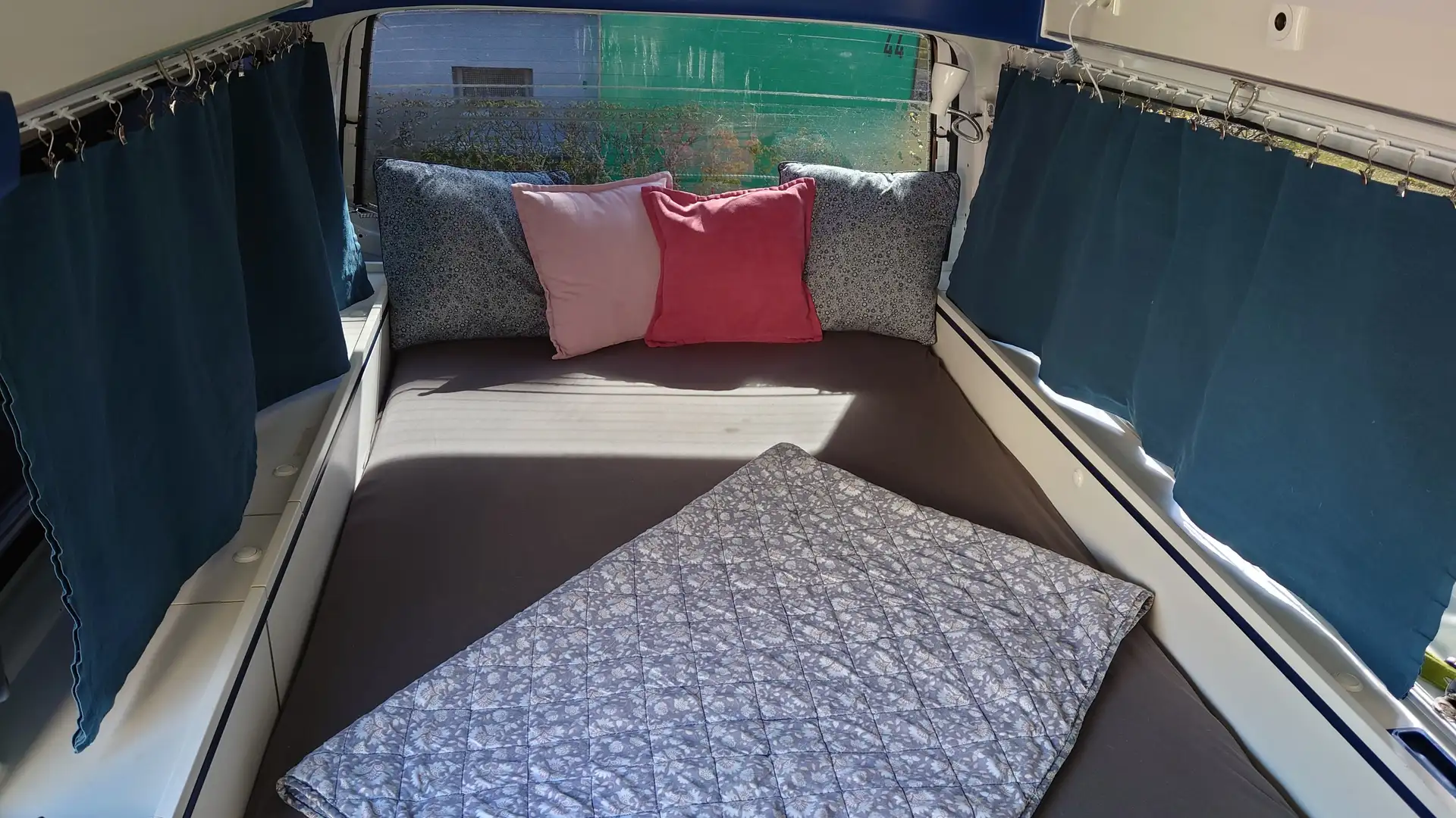 Volkswagen T5 Camperumbau, Hochdach, Weiß - 1