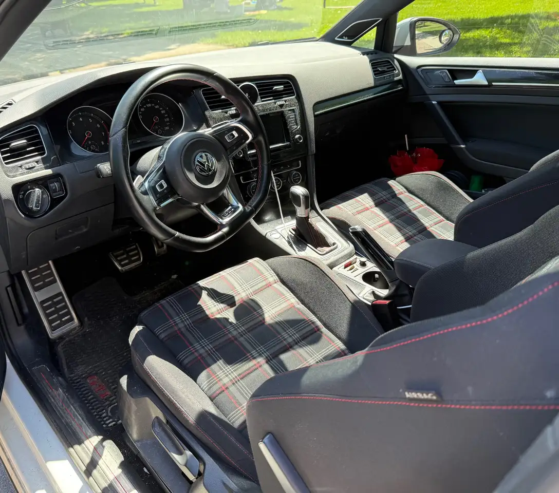 Volkswagen Golf GTI снимка Volkswagen Golf GTI