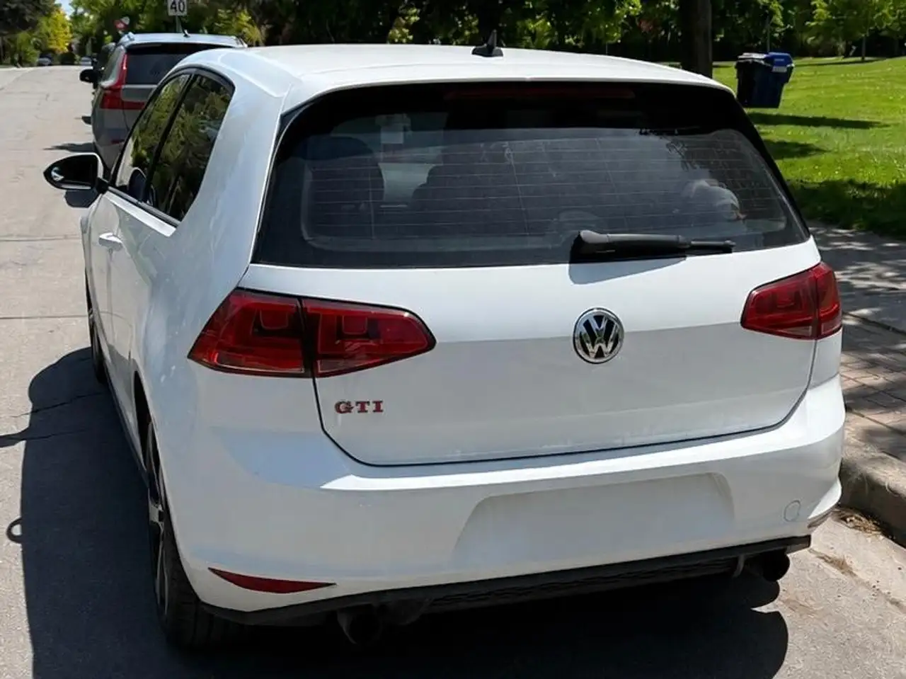 Volkswagen Golf GTI снимка Volkswagen Golf GTI