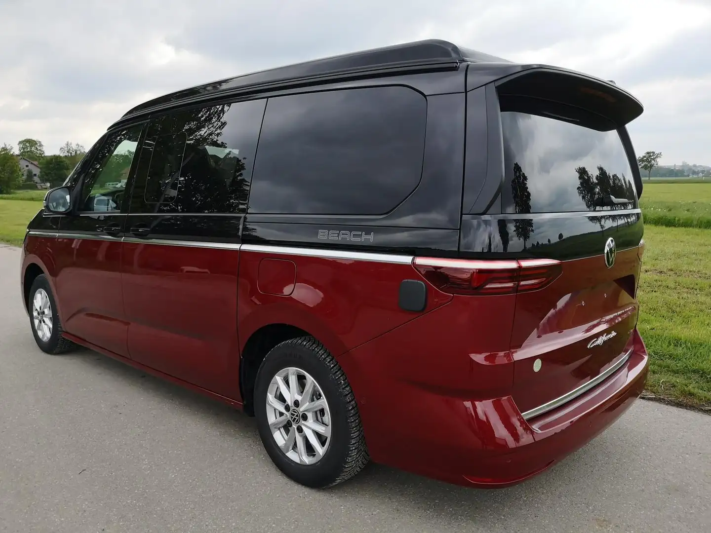 Volkswagen T7 California Beach Camper 2.0TDI DSG GV5 Elegance+ 110 kW (1... Rot - 2