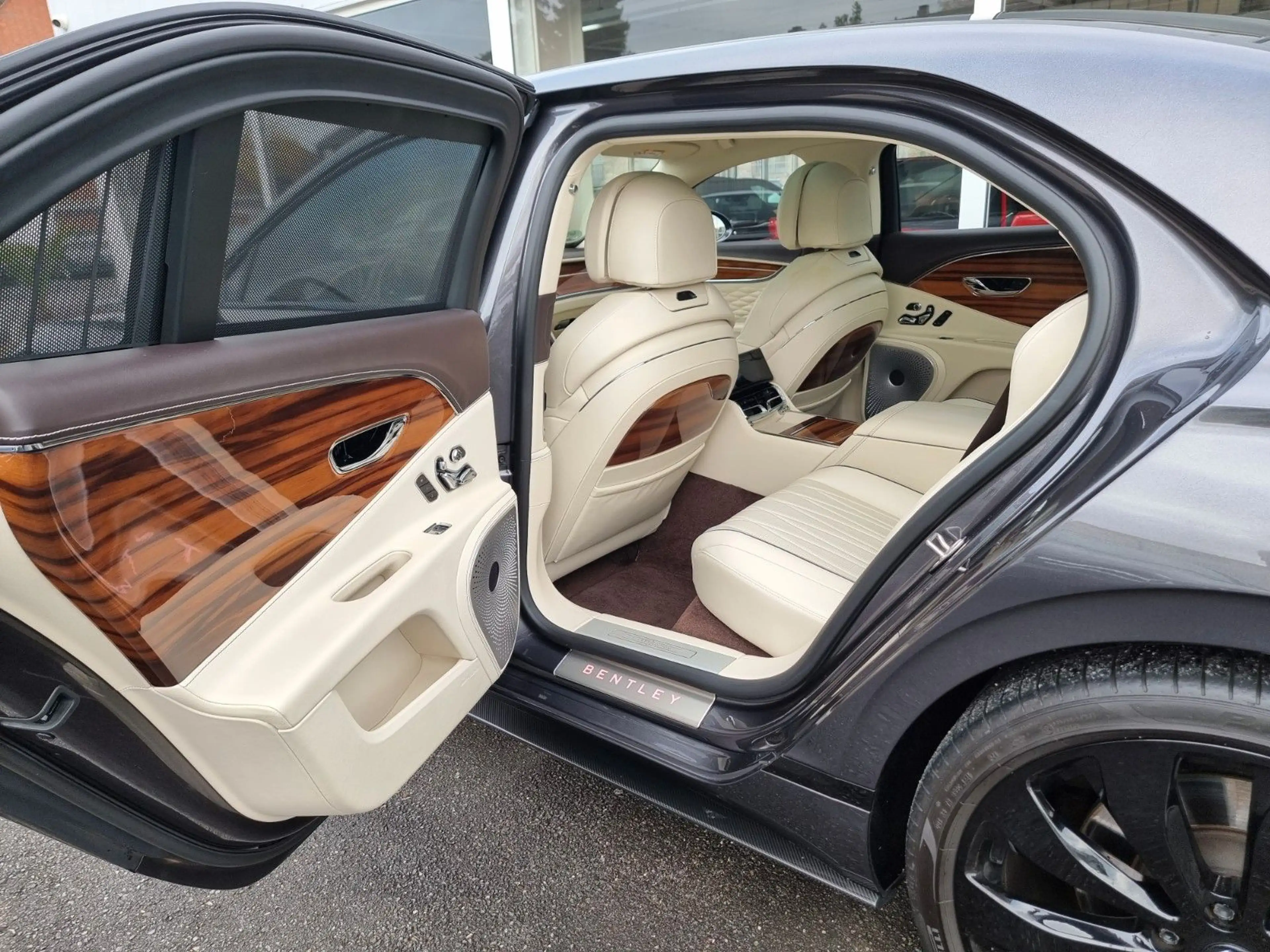 Bentley Flying Spur 6.0 W12/Full options/UPE 340tEur/1A — photo 4