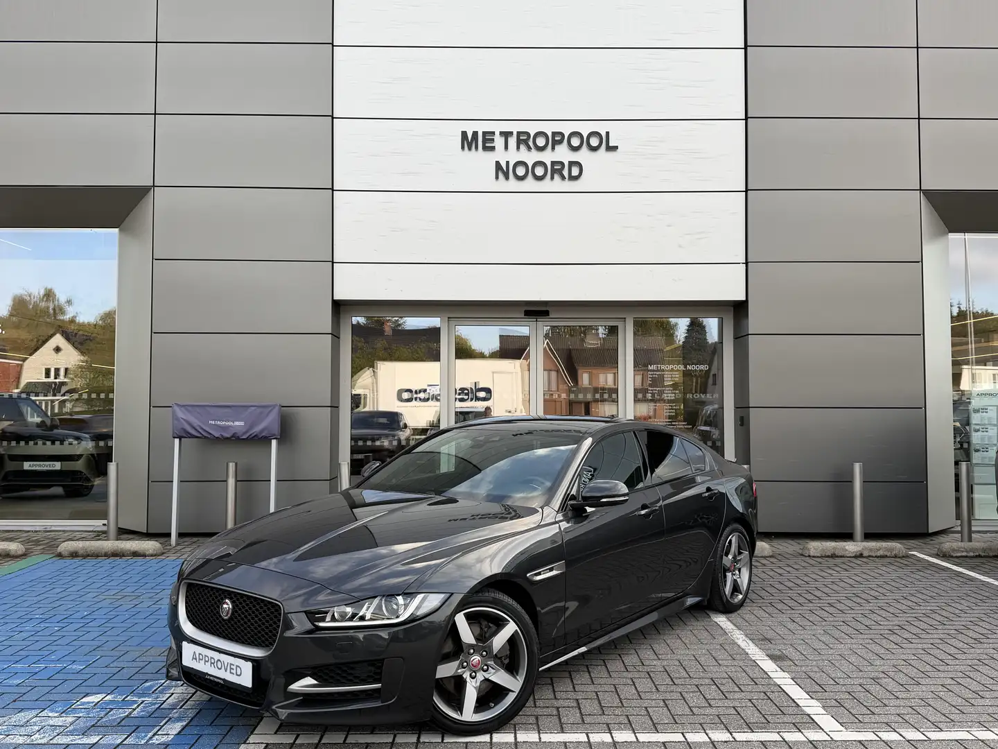 Jaguar XE R-Sport Gris - 1