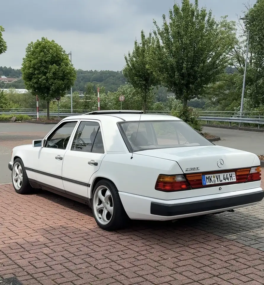 Mercedes-Benz E 230, foto 1