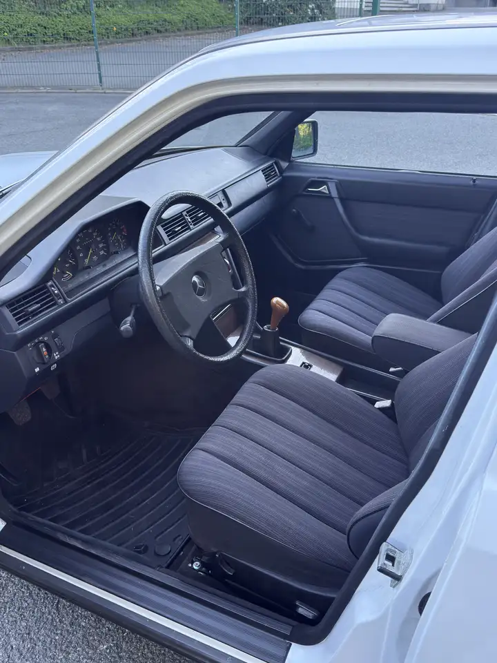 Mercedes-Benz E 230, foto 3