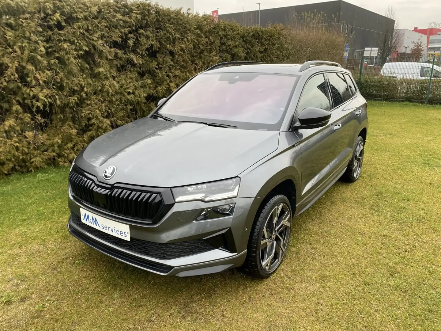 Skoda Karoq 1.5 TSI BENZINE ACT Sportline AUTOMAAT Grijs - 1