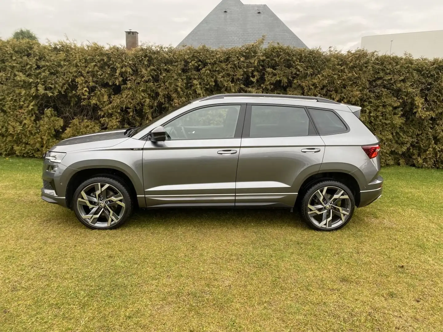 Skoda Karoq 1.5 TSI BENZINE ACT Sportline AUTOMAAT Grijs - 2