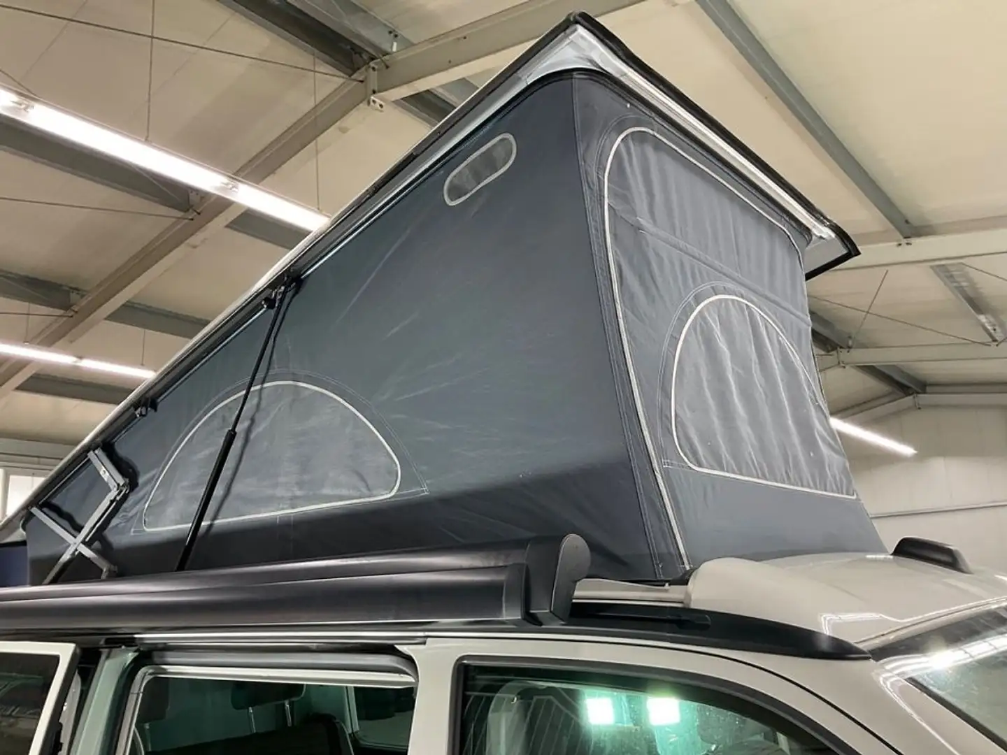 Volkswagen T6 California 2.0 TDI Beach Camper FWD siva - 1