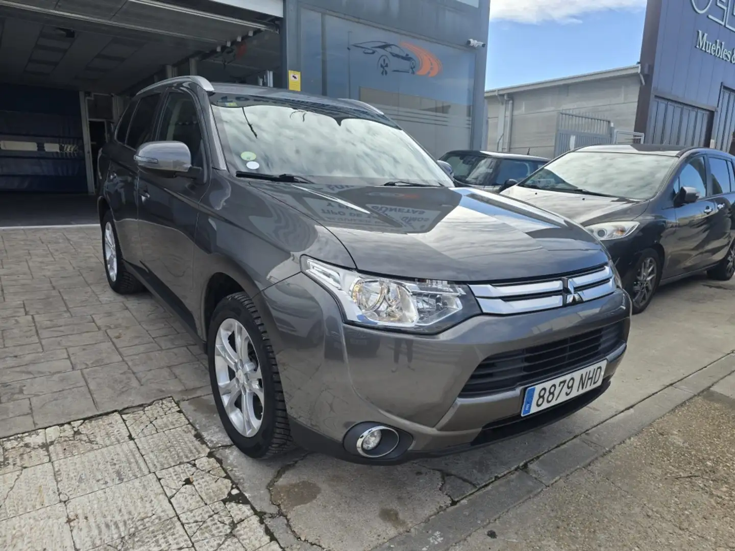 Mitsubishi Outlander 220DI-D Motion 2WD 7pl. Gris - 2
