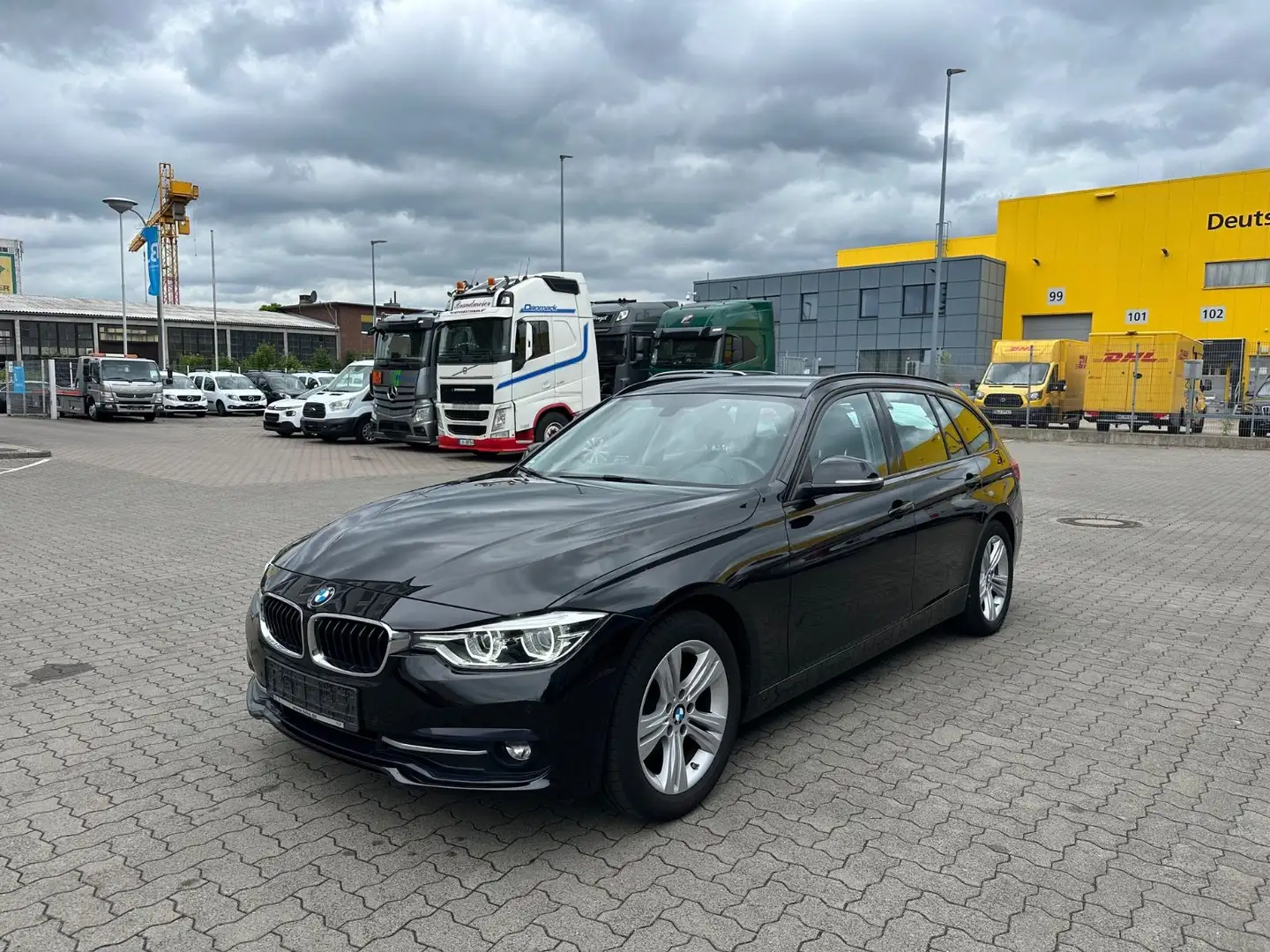 BMW 318 d Sport Line Autom. LED Navi Fekete - 2