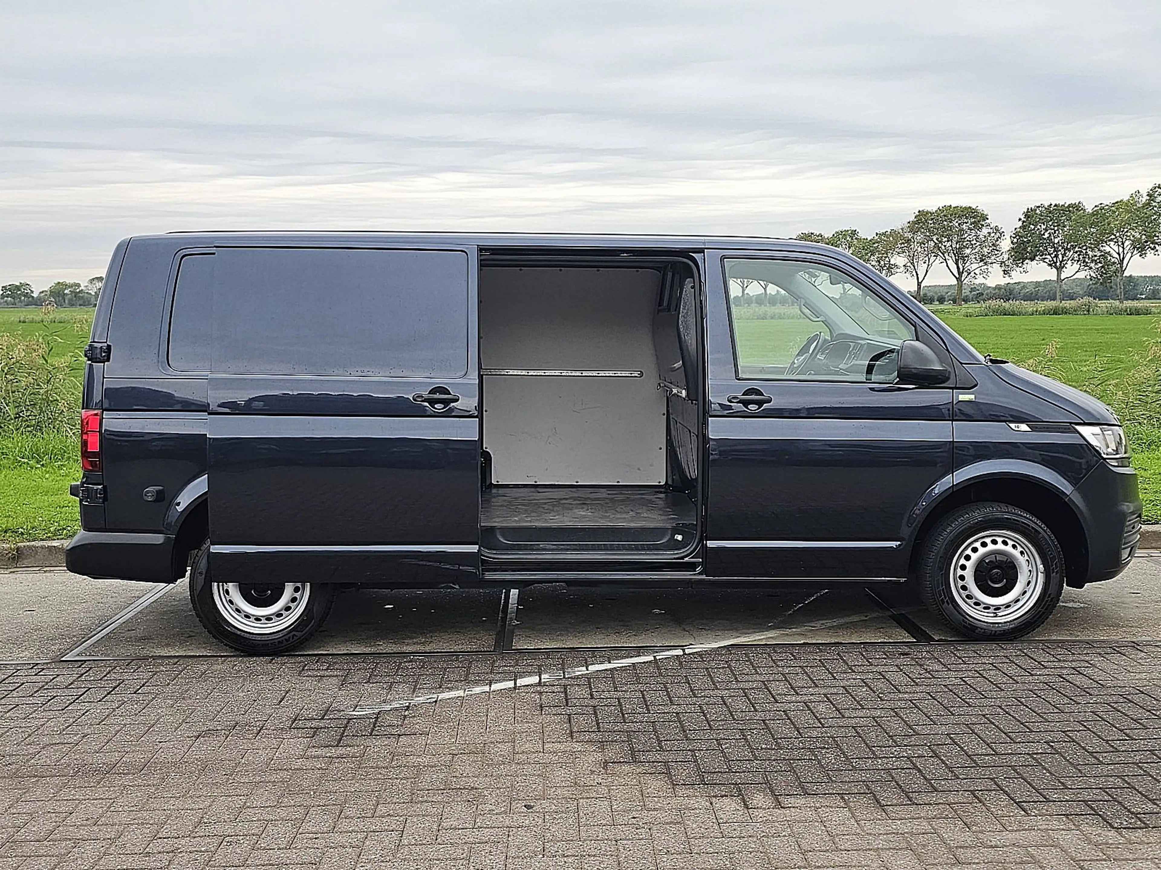 Volkswagen Transporter 2.0 TDI L2H1 Navi Carplay AC — photo 14